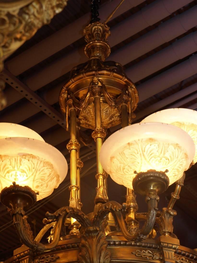 Très beau lustre de style néoclassique en bronze doré et albâtre à seize lumières.