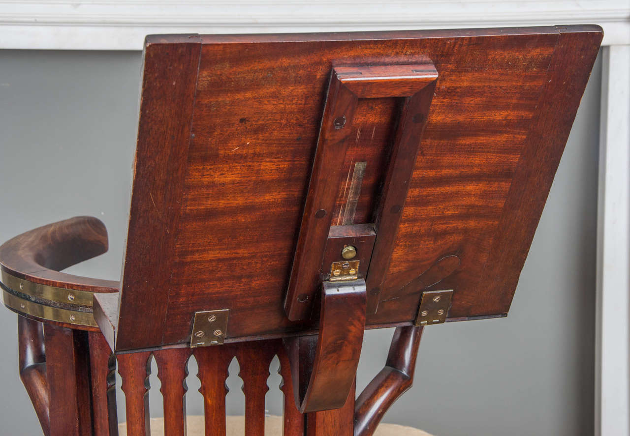 George III Mahogany and Brass-Mounted Reading Chair In Excellent Condition For Sale In London, GB