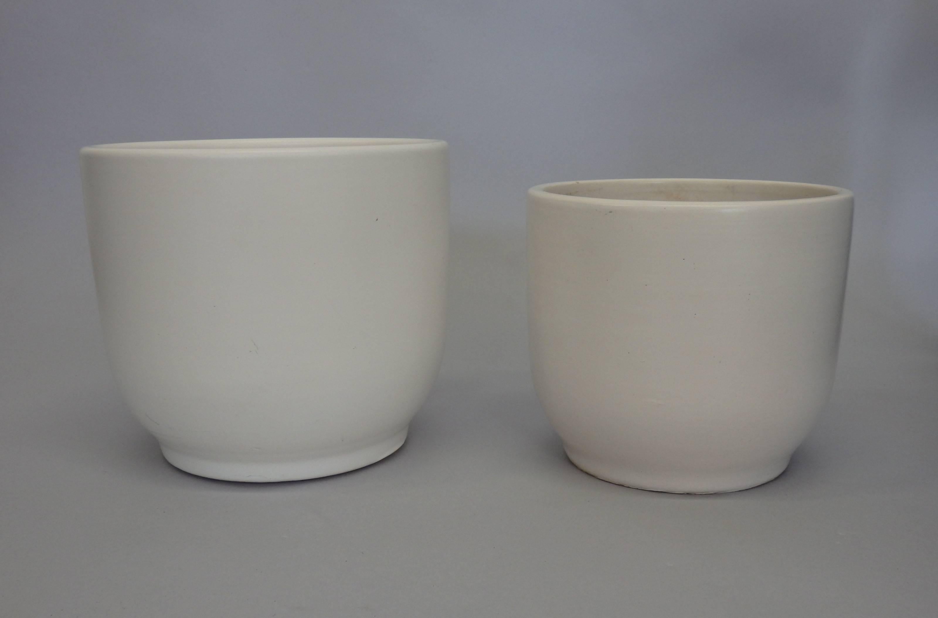 Mid-Century Modern Pair of Matte White Graduated Height Gainey Planter Pots