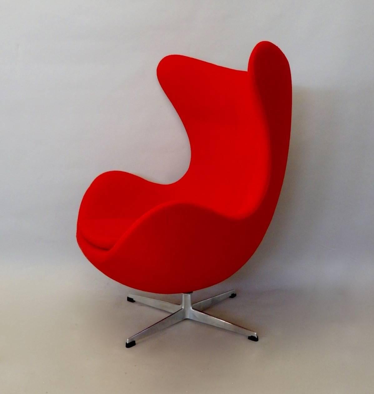 Mid-Century Modern Beautifully restored red Arne Jacobsen Fritz Hansen Egg Chair with Ottoman