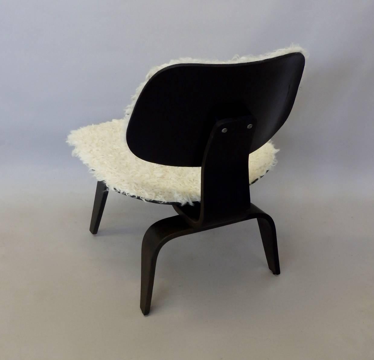 Sehr schöne Charles und Ray Eames ebonisiert Lounge Stuhl Holz Beine LCW  für Herman Miller . Überzogen mit Lammfell. Früherer Stuhl mit Folienetikett .