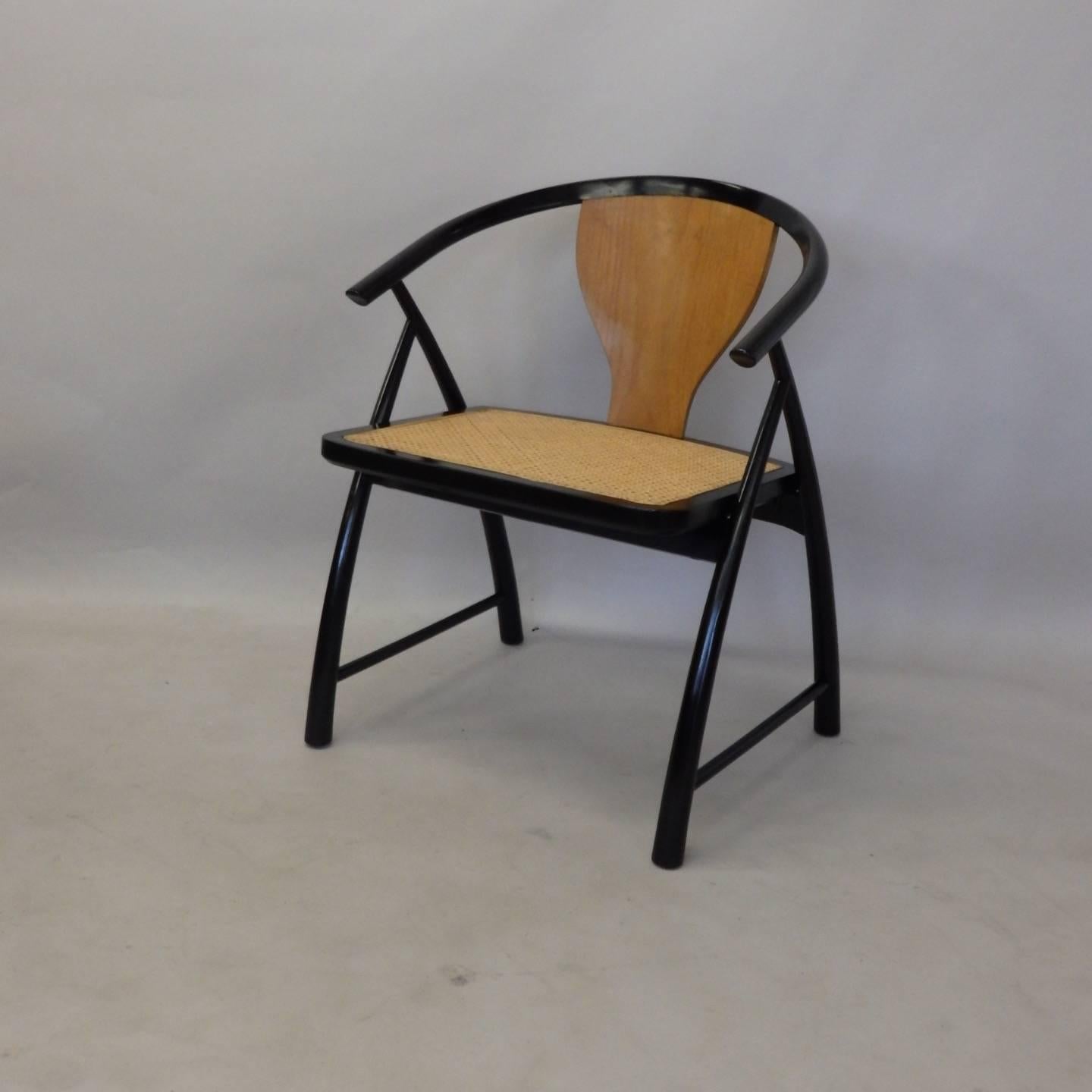Chaise d'appoint bicolore blonde avec siège en rotin laqué noir. Michael Taylor pour l'attribution de Baker.