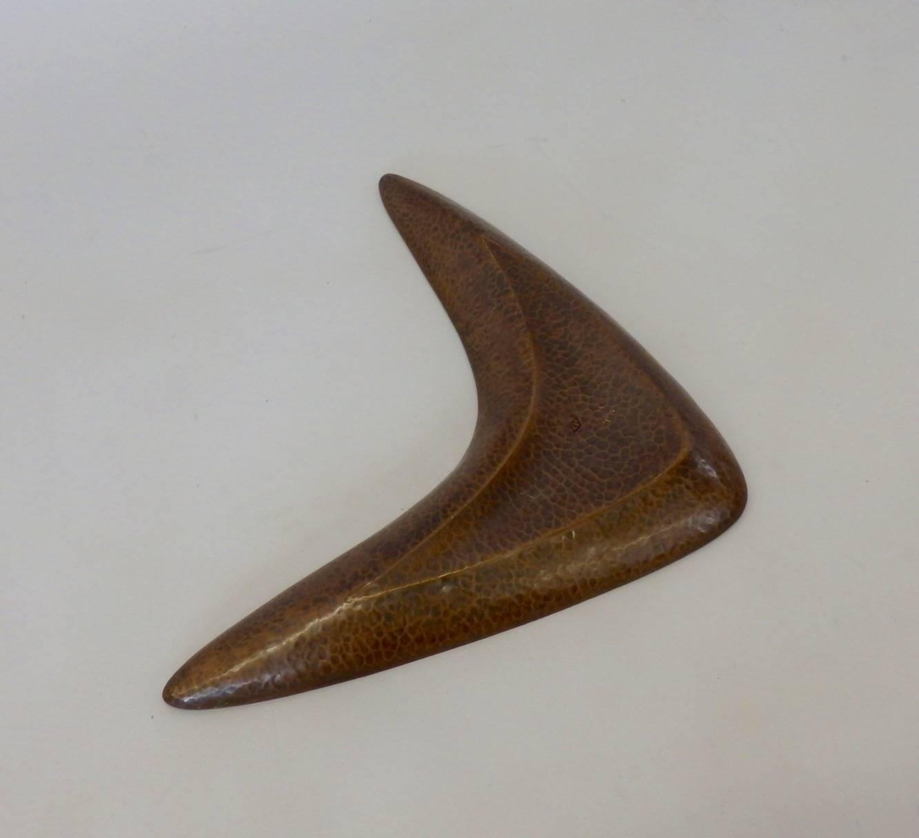 Bol en cuivre martelé en forme de boomerang ou de V volant, très joliment réalisé et artisanal.