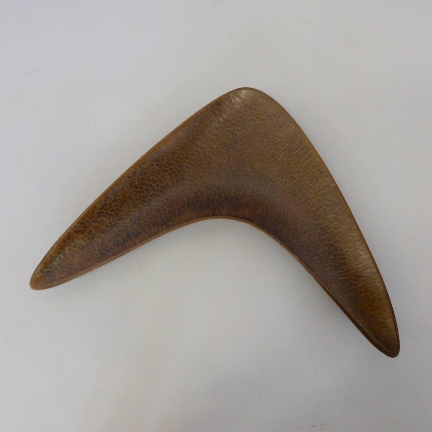 Mid-Century Modern Plat Boomerang en cuivre martelé bien fait signé LE en vente