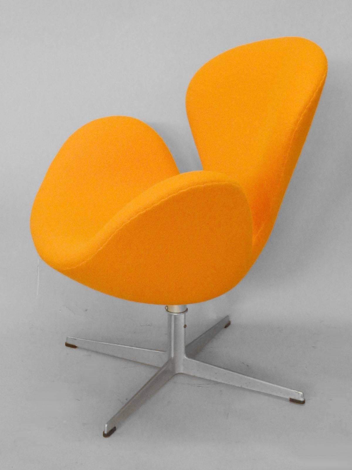 Arne Jacobsen für Fritz Hansen orangefarbener Schwan-Stuhl. Dies ist ein kippbarer Drehstuhl:: der meiner Meinung nach auf dem Markt selten ist.