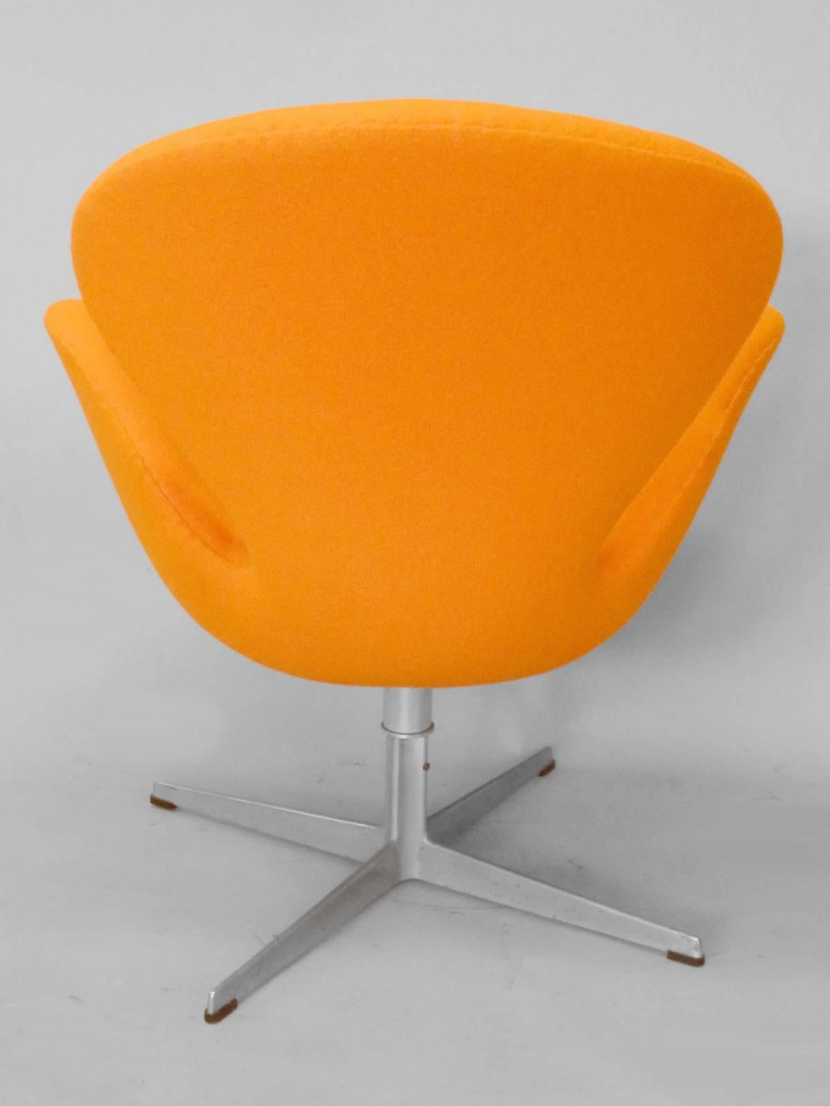Restaurierter früher Arne Jacobsen Fritz Hansen Kipp- und Drehstuhl Orange Swan Chair (Moderne der Mitte des Jahrhunderts)