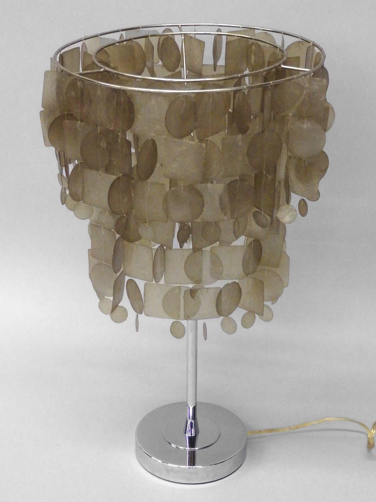 Lampe de table en forme de coquille de capice de style Verner Panton, attribuée à Verner Panton.