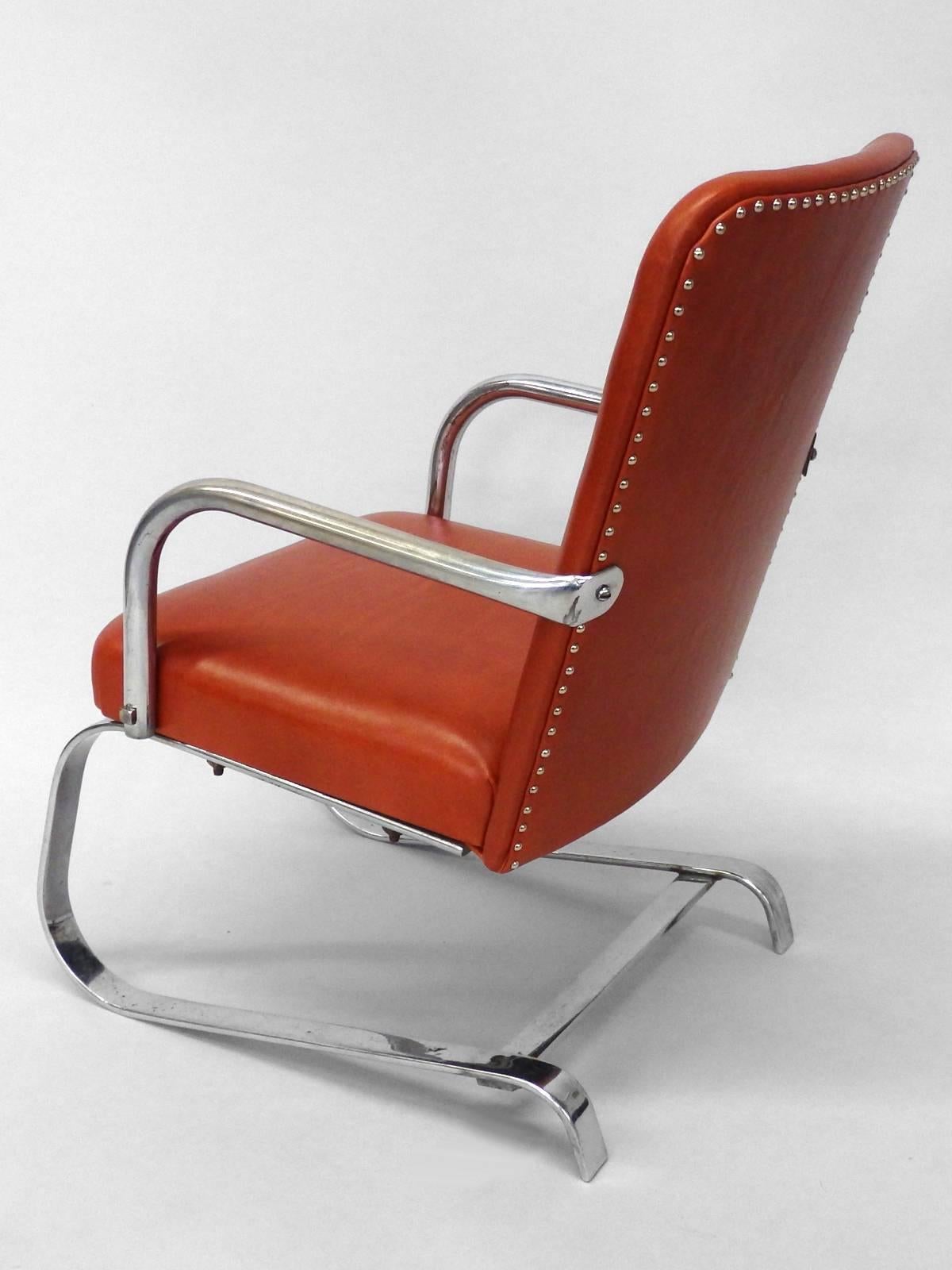 Échantillon de vendeur de l'ère Moderne Art Déco ou chaise d'enfant. Recouvert de cuir souple . Le cadre chromé présente des piqûres mineures. Conserve le label des produits Lloyd.