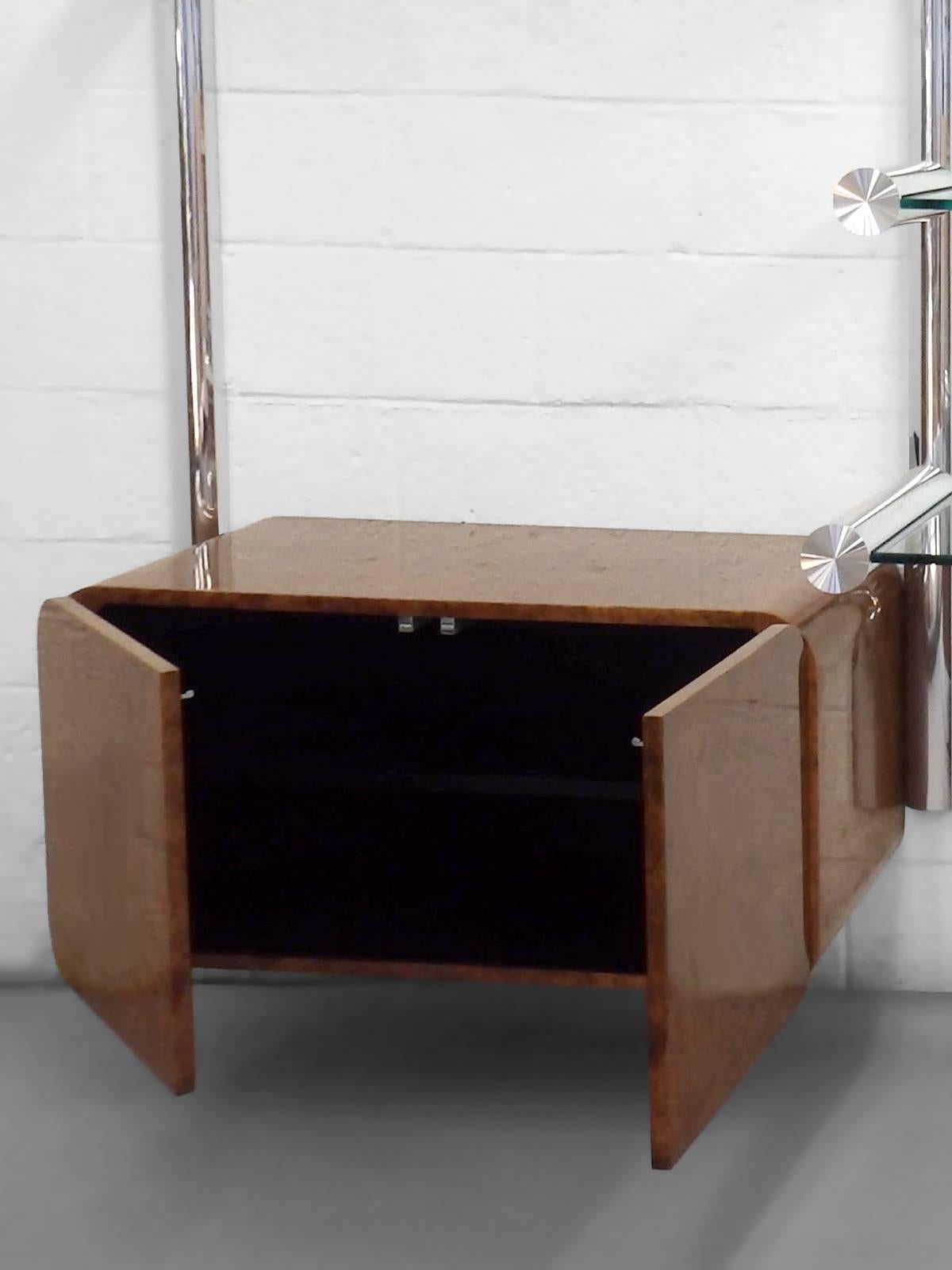 Americano Janet Schweitzer Design del pensile Obra in alluminio lucido e vetro per Pace in vendita