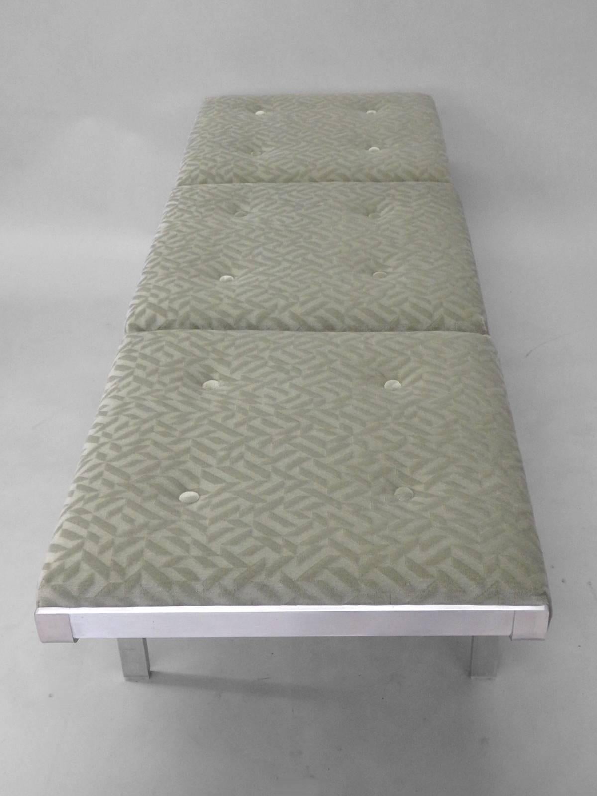 American John Behringer Three-Seat Aluminium Link Bench in Knoll textile