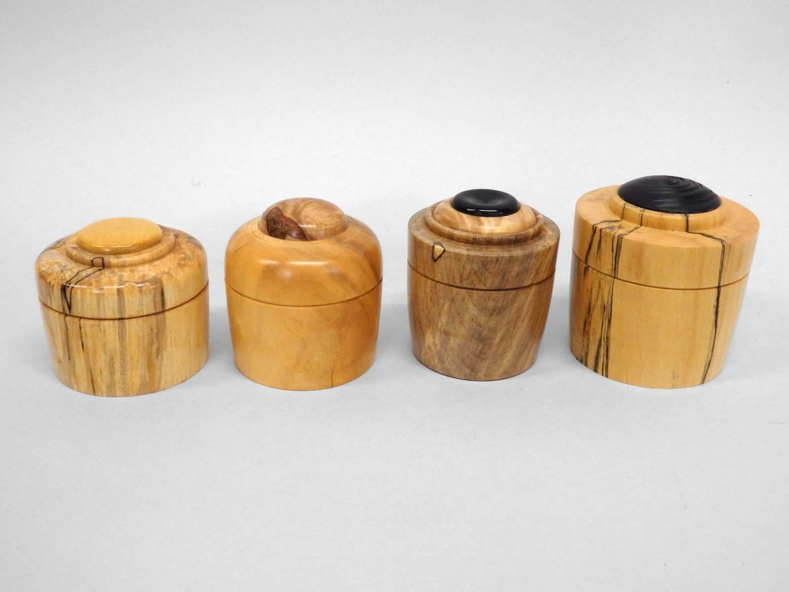 Quattro contenitori da regalo in legno tornito in studio di Steve Sharpe.