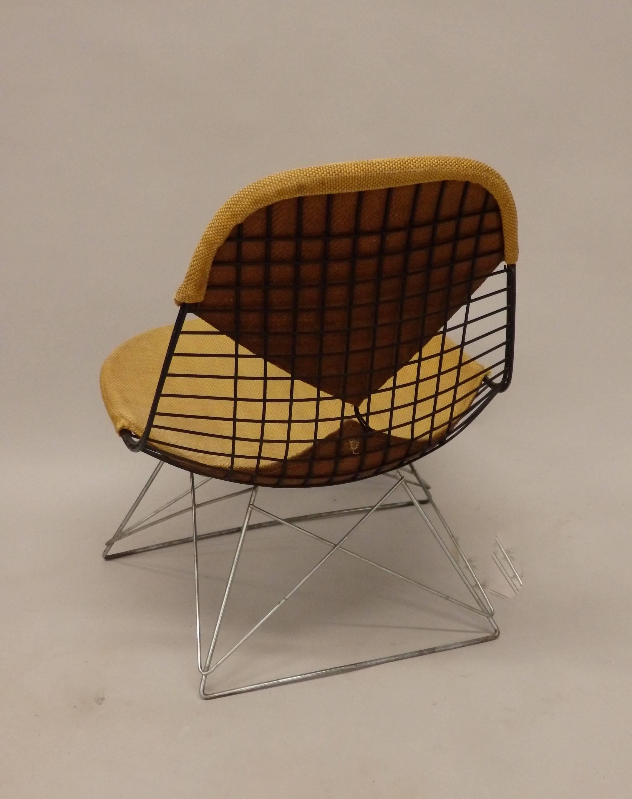 Früher und originaler Charles und Ray Eames LKR-Stuhl mit Katzenkelle-Sockel aus Zink (Moderne der Mitte des Jahrhunderts)