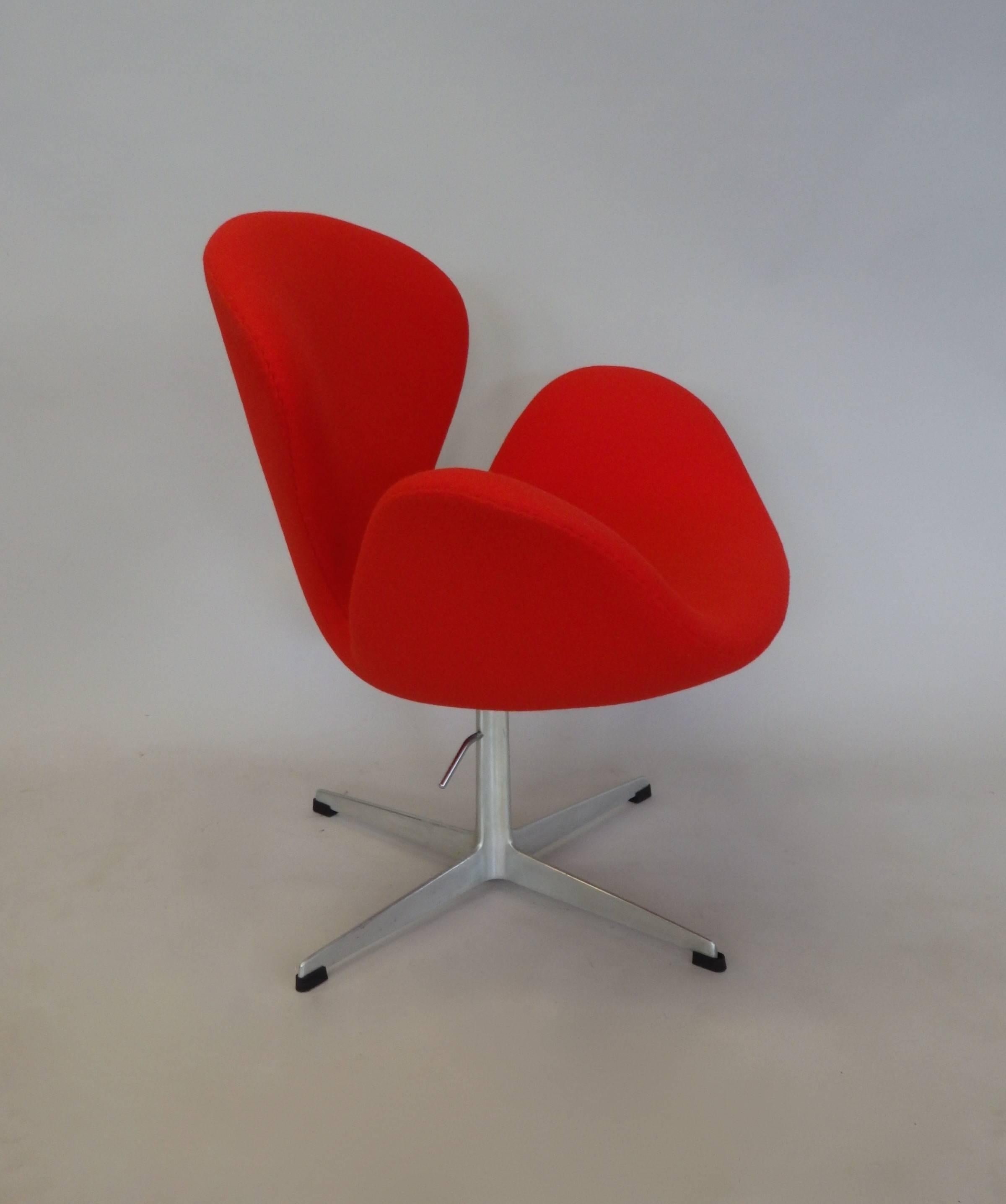 Mid-Century Modern Correctly Restored Arne Jacobsen for Fritz Hansen Adjustable Height Swan Chair