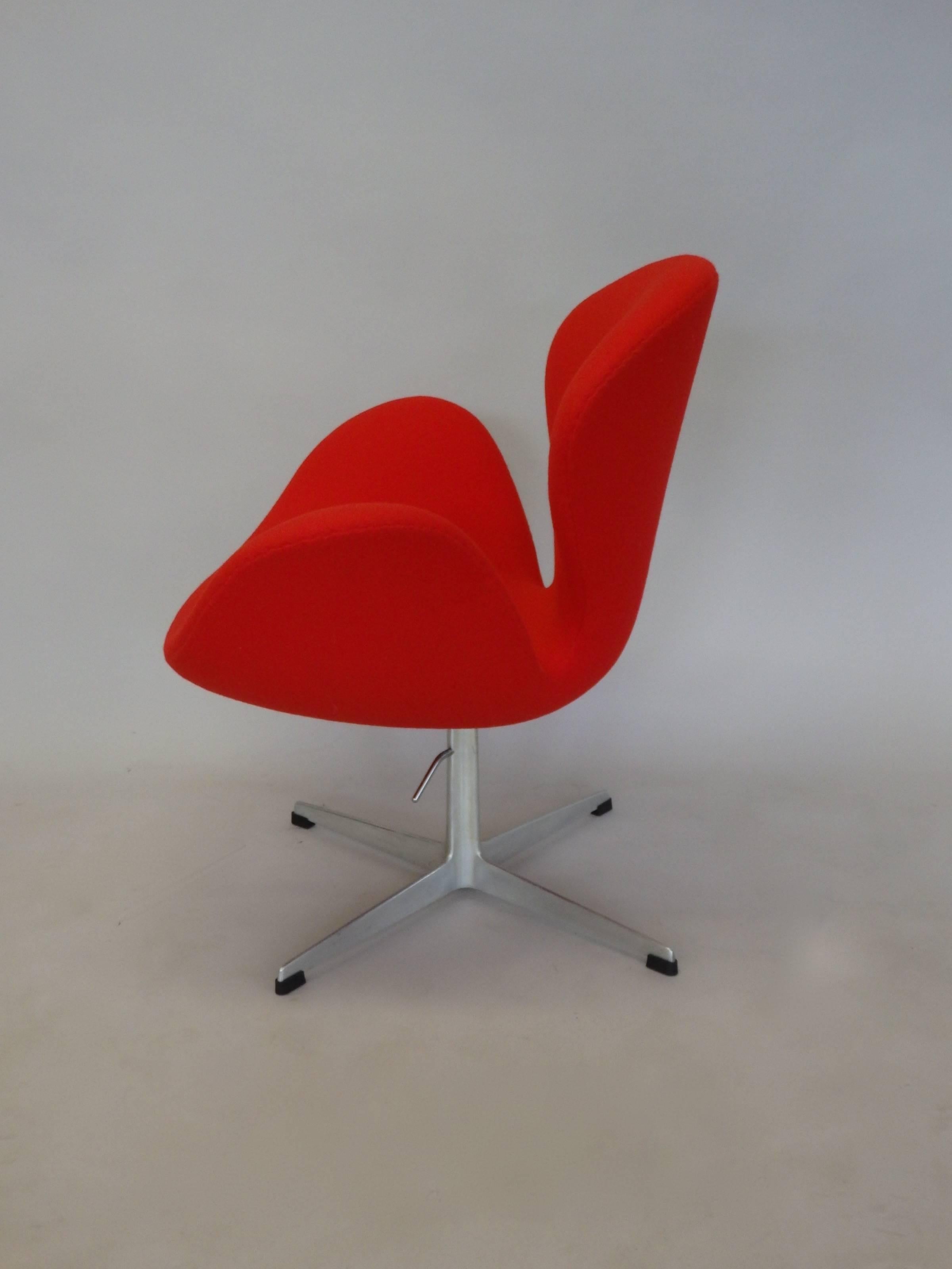 Danish Correctly Restored Arne Jacobsen for Fritz Hansen Adjustable Height Swan Chair