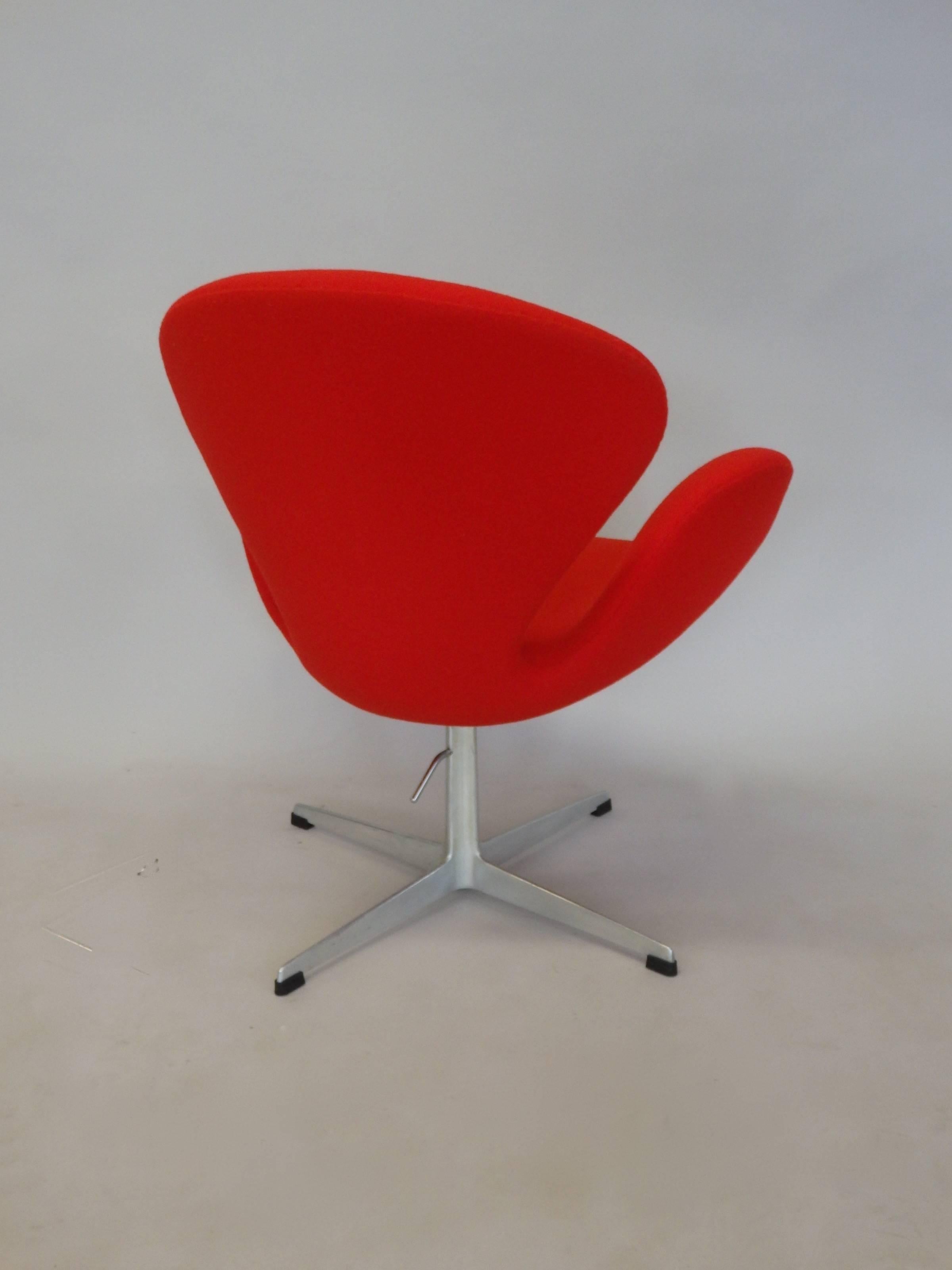 Correctly Restored Arne Jacobsen for Fritz Hansen Adjustable Height Swan Chair In Excellent Condition In Ferndale, MI