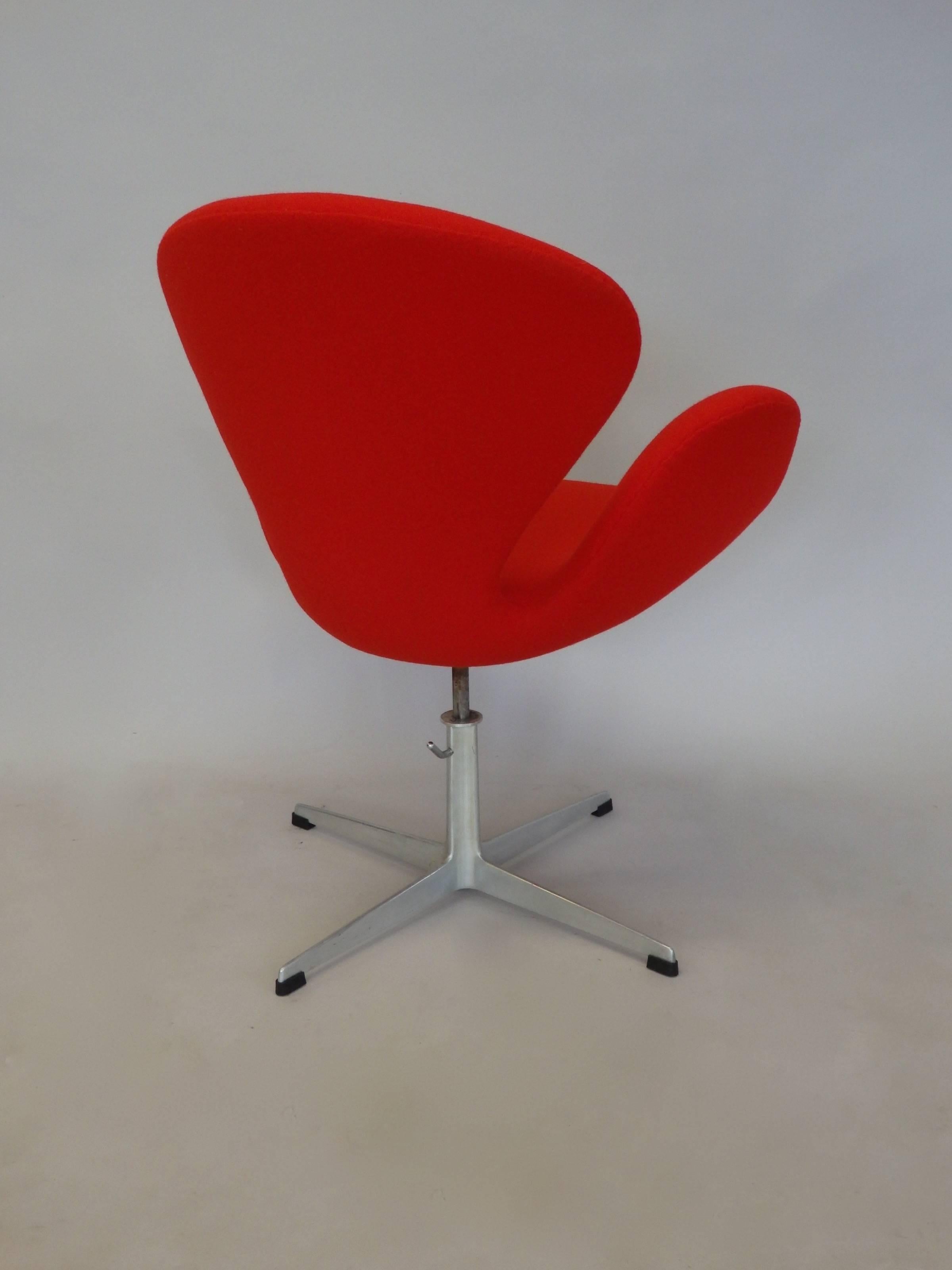 20th Century Correctly Restored Arne Jacobsen for Fritz Hansen Adjustable Height Swan Chair
