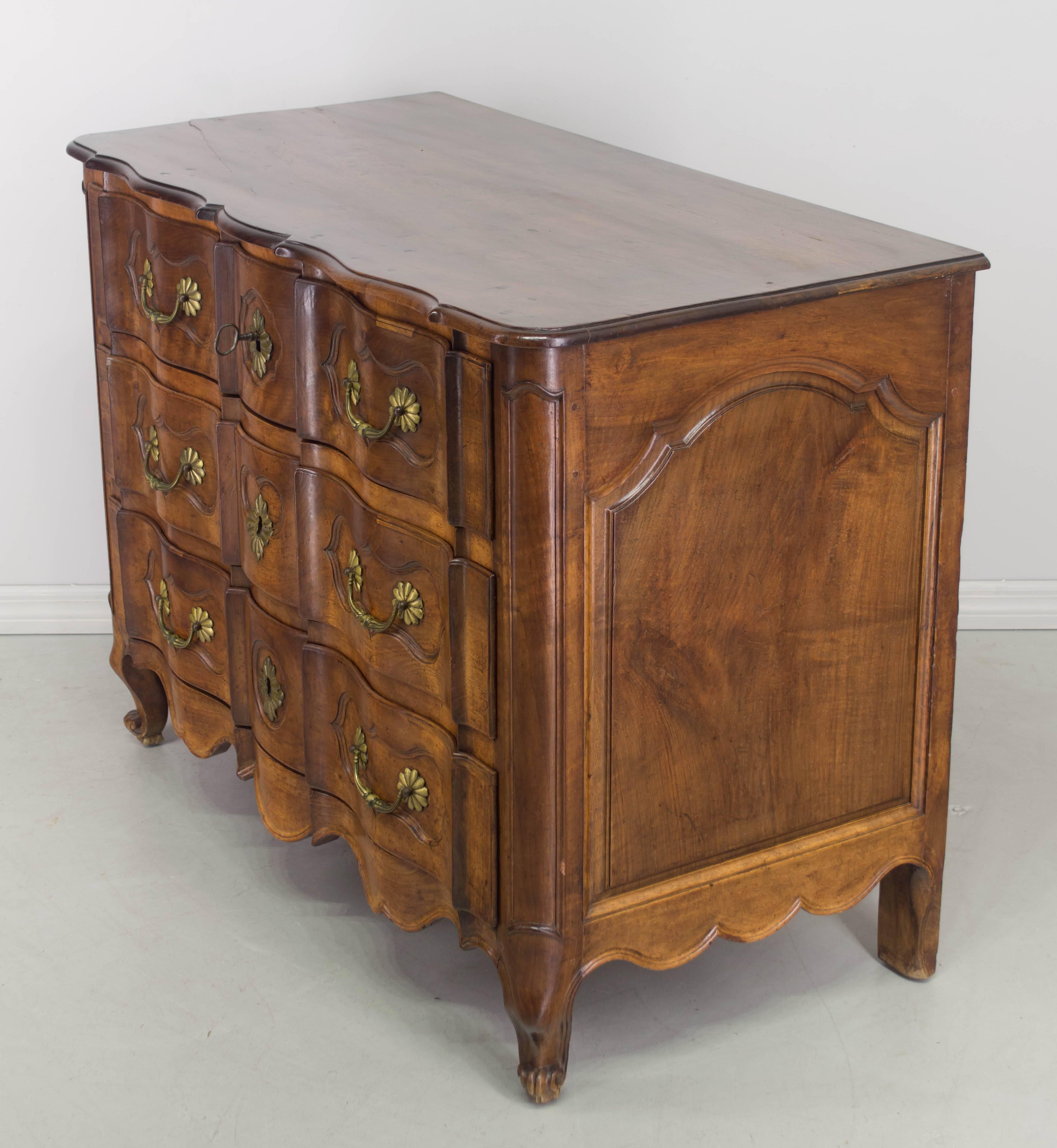 18th Century Louis XV Arbalette Commode In Good Condition In Winter Park, FL