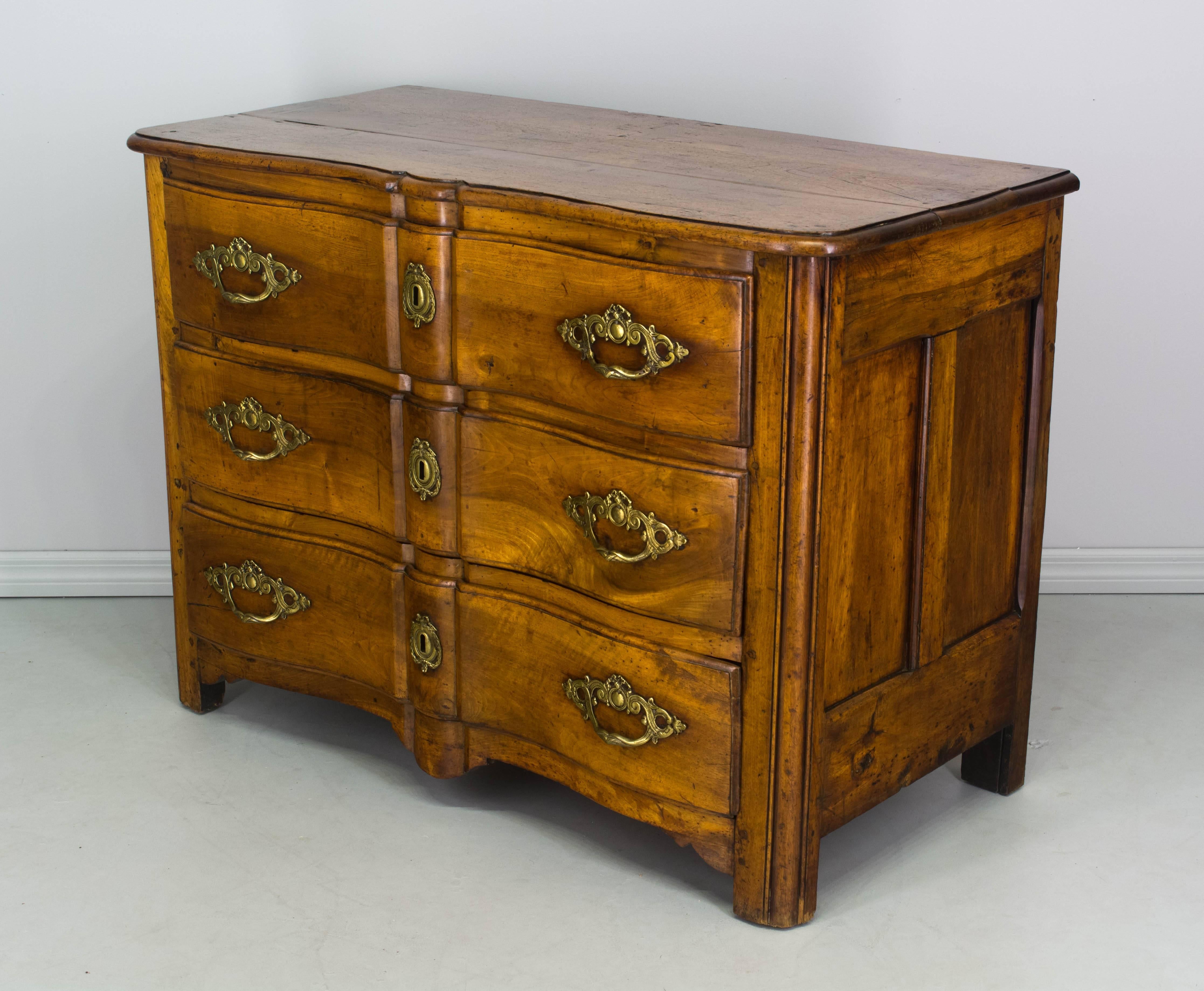 18th Century French Regence Serpentine Commode In Excellent Condition In Winter Park, FL