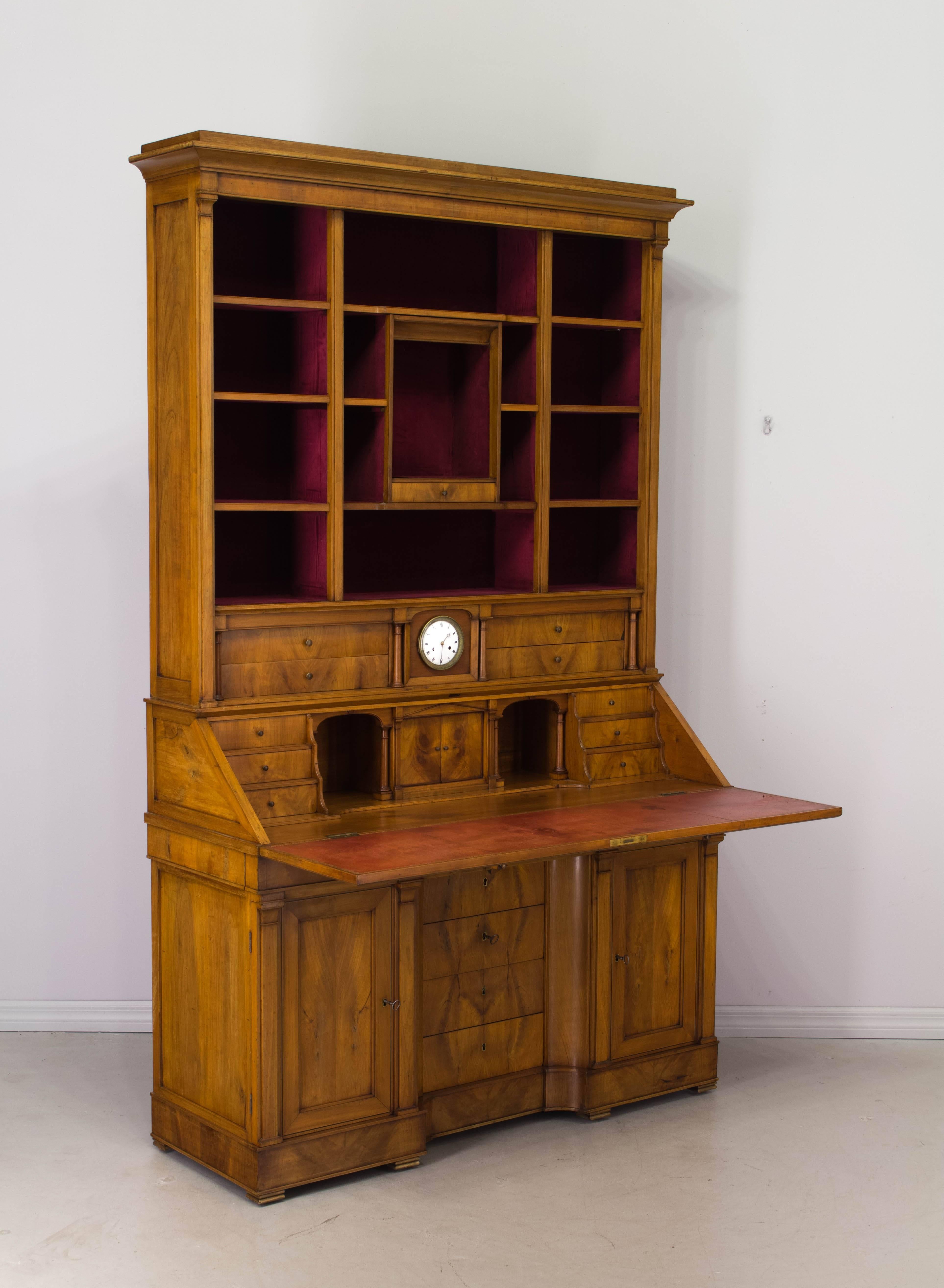 Early 20th Century French Scriban Bibliotheque In Excellent Condition In Winter Park, FL