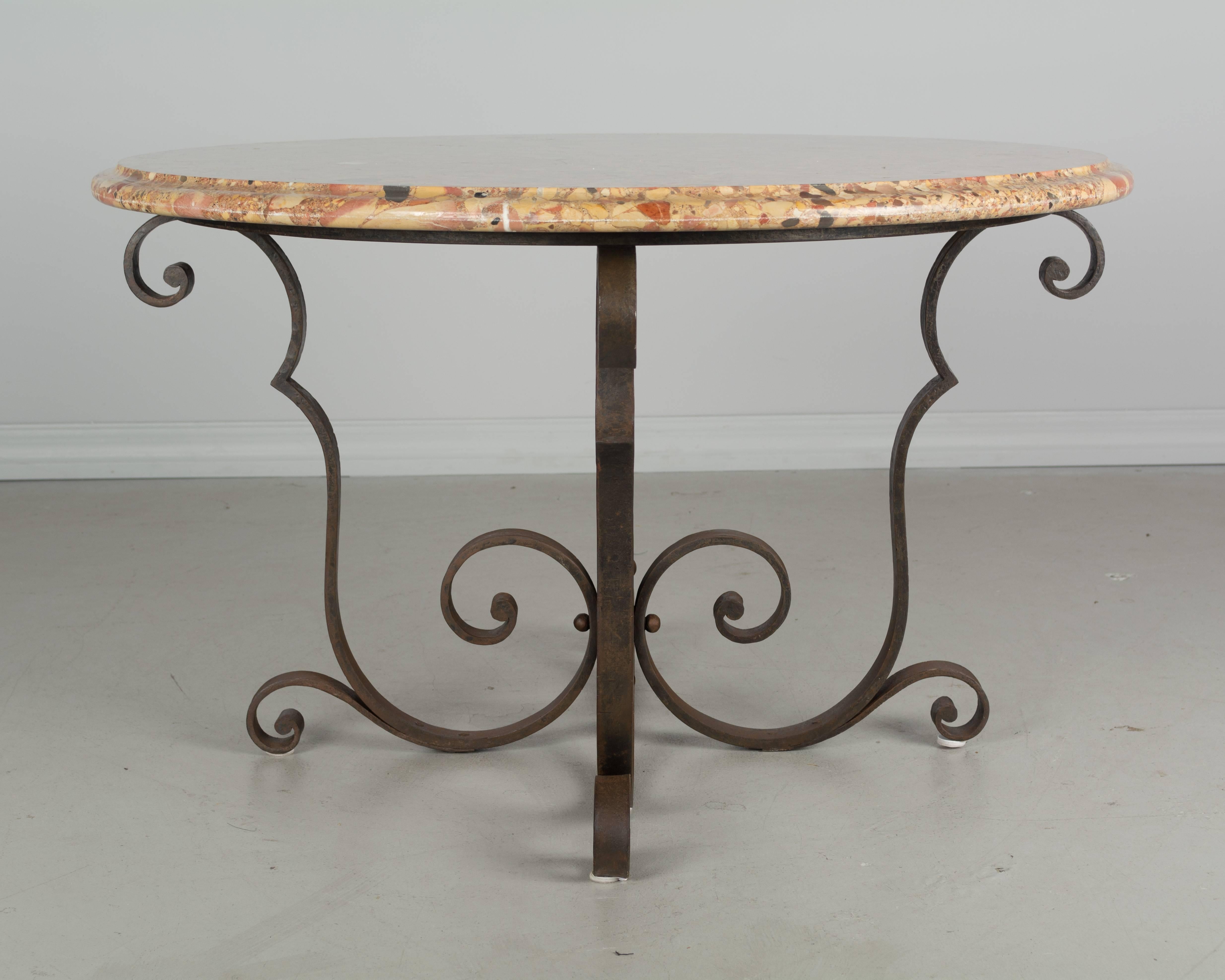 Schmiedeeisen-Tisch mit Marmorplatte im Art déco-Stil (Französisch) im Angebot