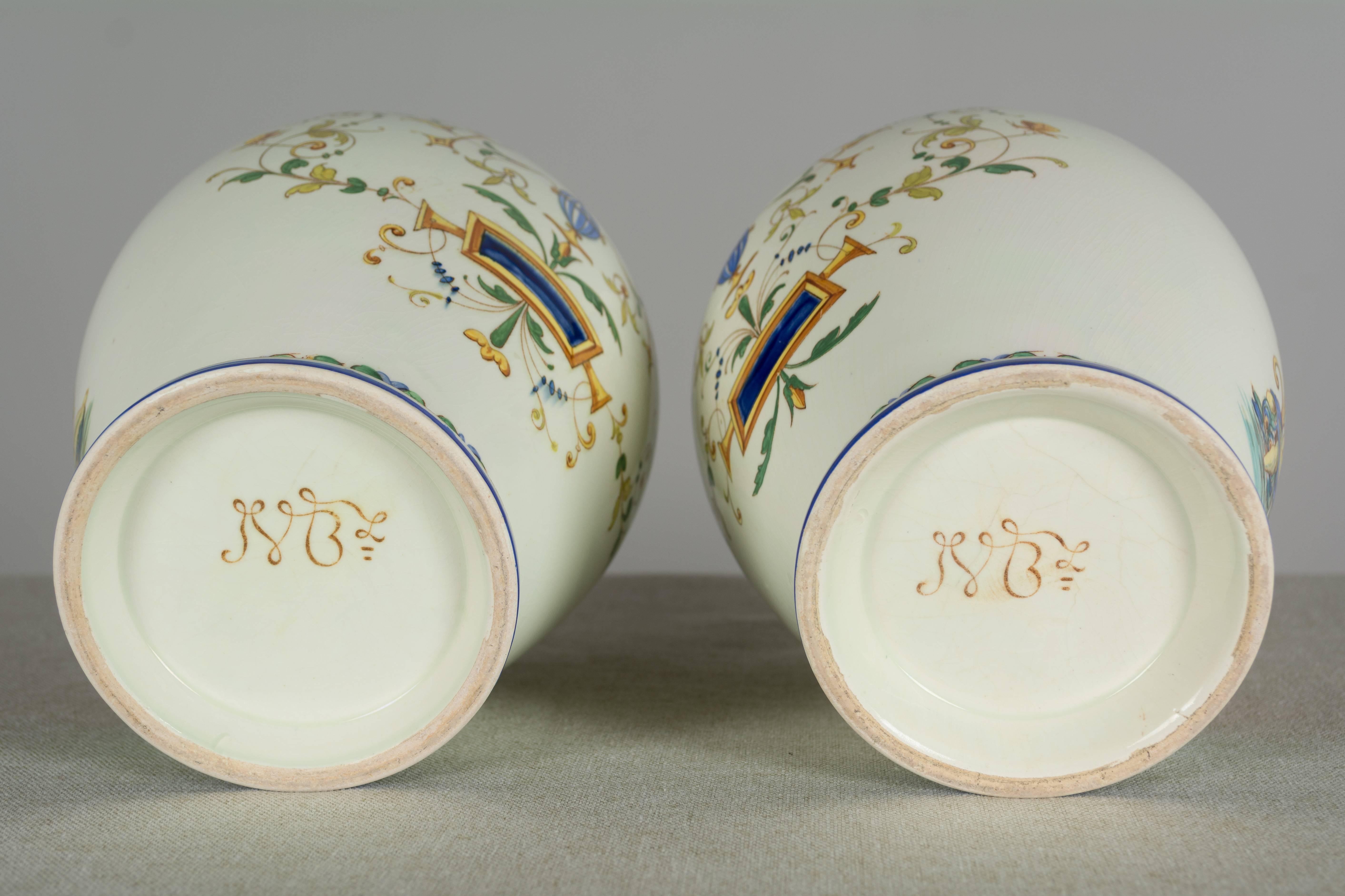 Paar französische Fayence-Vasen von Jules Vieillard (Handbemalt) im Angebot