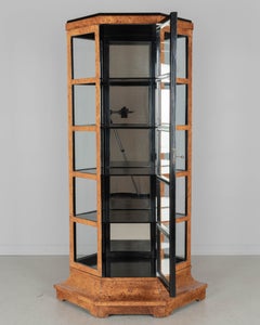 Vitrina hexagonal de estilo Biedermeier, de madera de olmo y cristal, circa 1870-1880