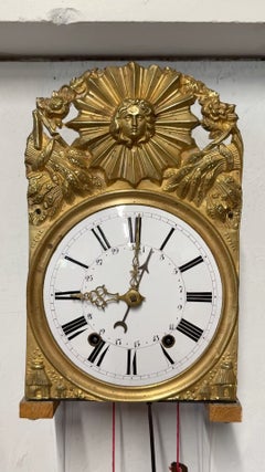 Un meccanismo Morbier della fine del XIX secolo per un orologio a cassa alta con decorazioni in ottone a rilievo.