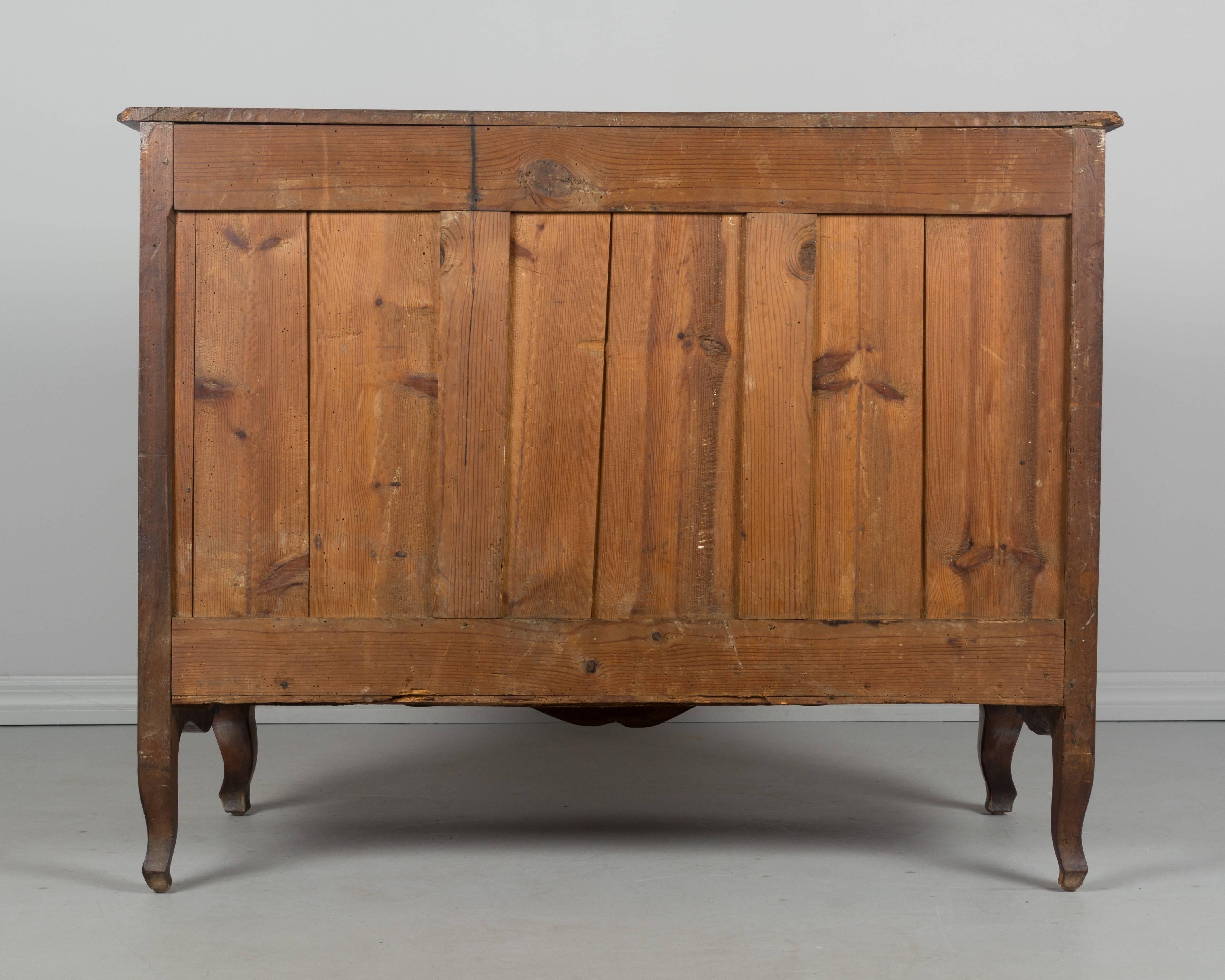18th Century French Louis XV Walnut Commode In Good Condition In Winter Park, FL