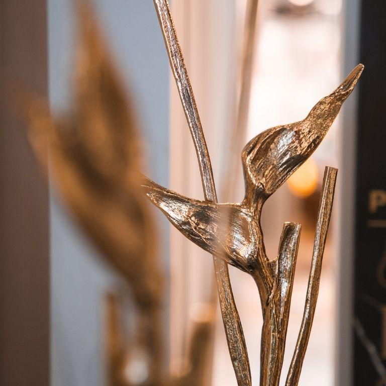 Wir stellen die Tria-Skulptur vor, ein außergewöhnliches Dekorations- und Kunstobjekt, das die Eleganz von poliertem Messing mit der rauen Schönheit von natürlicher Lava verbindet. Diese konzeptionell komplizierte Skulptur besticht durch