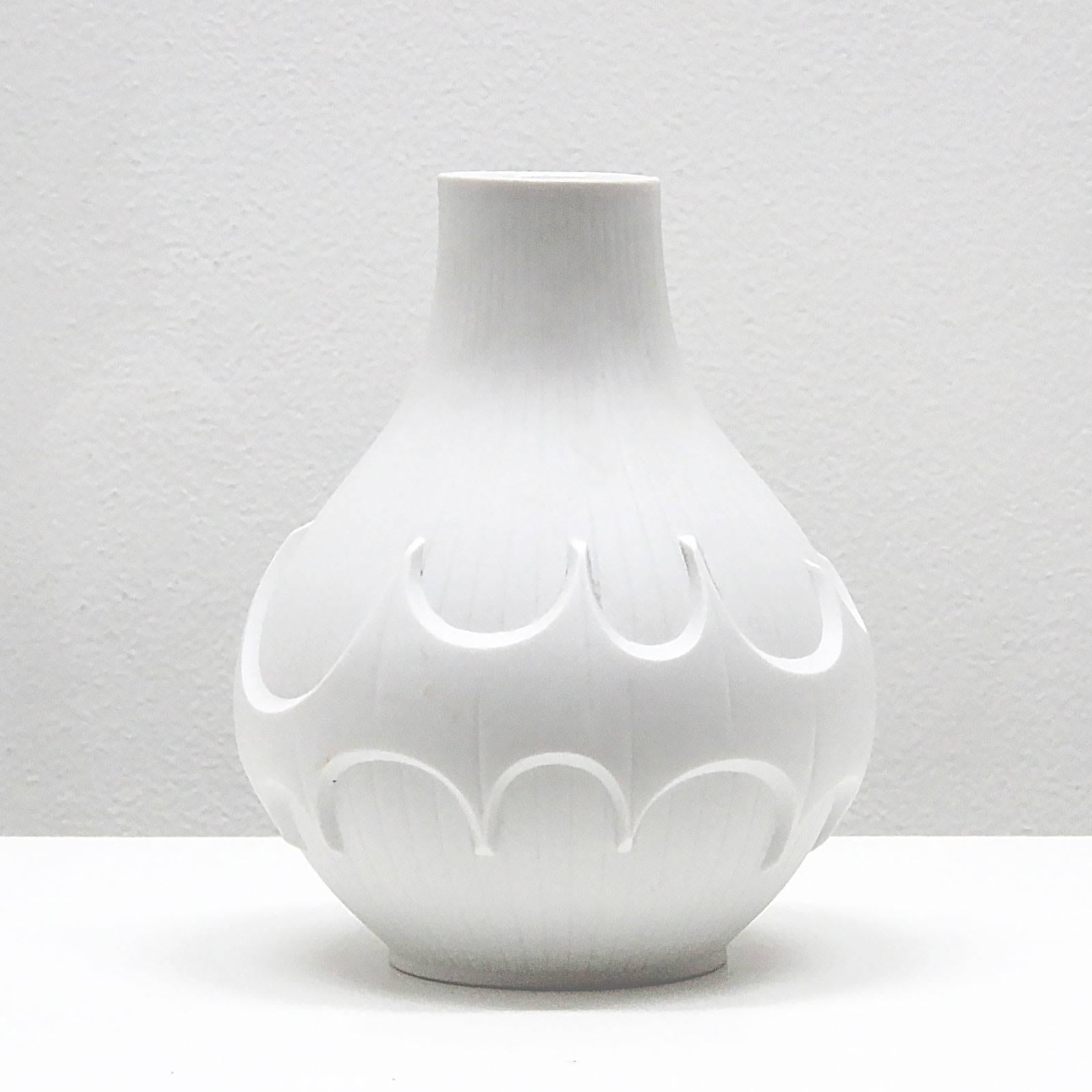 Amazing Op-Art relief white bisque porcelain vase by Werner Uhl for Scherzer, Bavaria, Germany with 