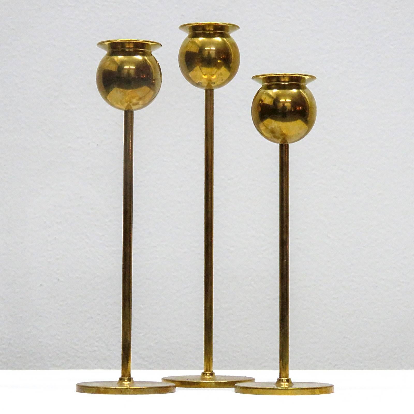 Elegant set of vintage 'Tulip' candlesticks by Pierre Forssell for Skultuna, Sweden, designed in the 1970s, in brass, Measures; H=9