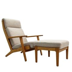 Hans J. Wegner 'GE 290' Stuhl mit hoher Rückenlehne und Ottomane