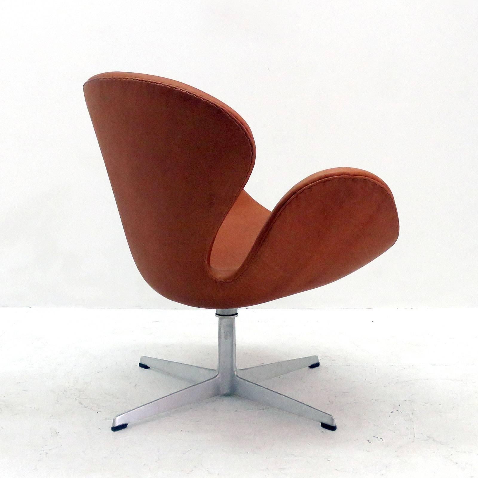 Arne Jacobsen, Swan Chair, Model 3320 In Excellent Condition In Los Angeles, CA