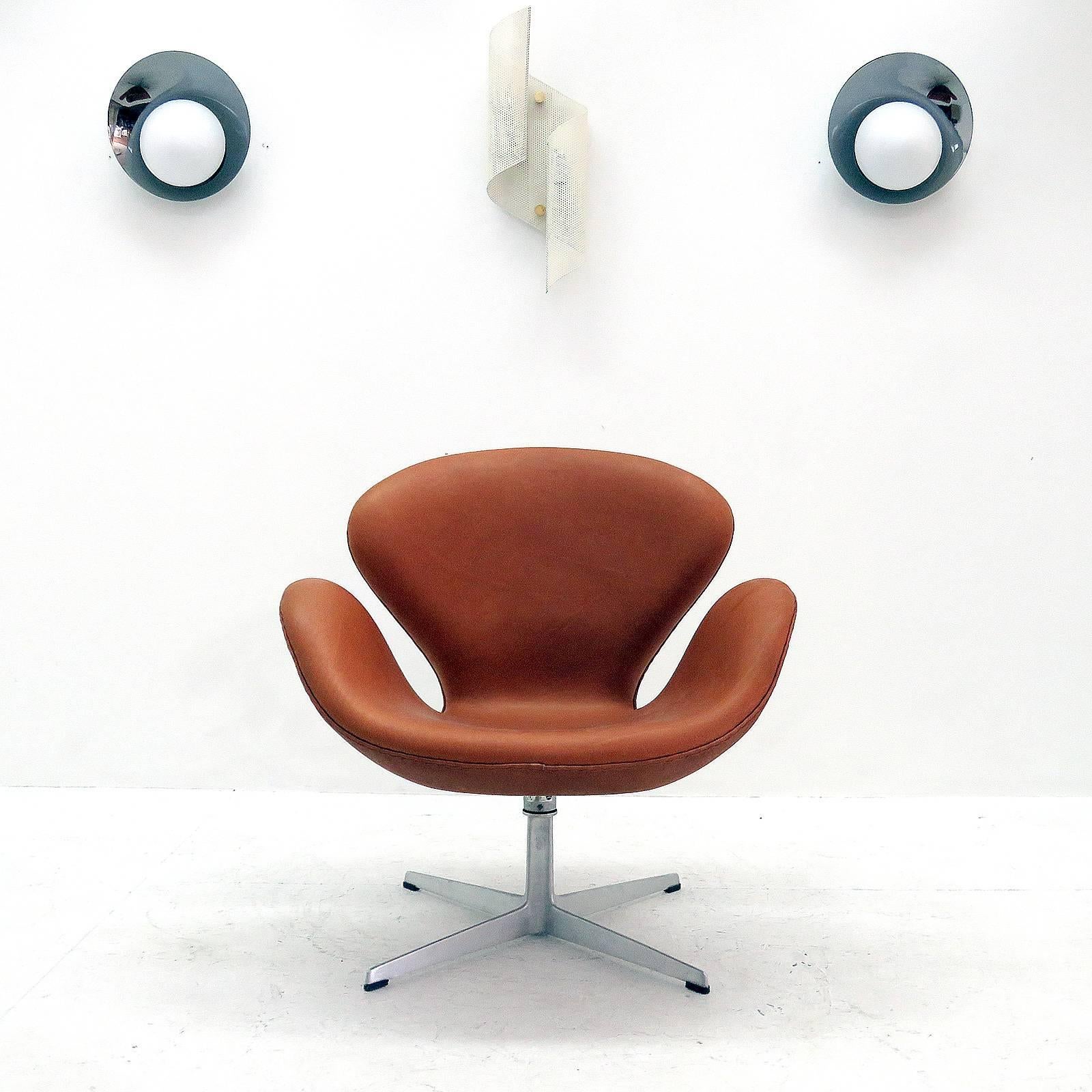 Aluminum Arne Jacobsen, Swan Chair, Model 3320