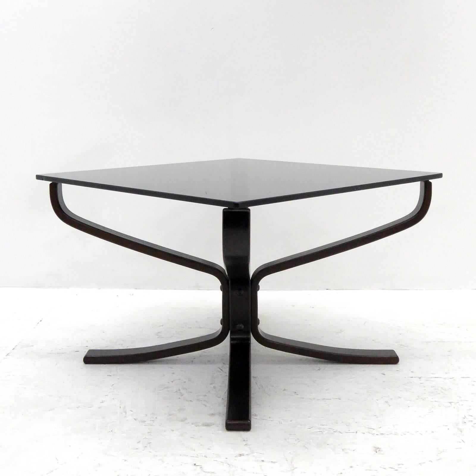 Wonderful 'Falcon' coffee table by Sigurd Resell for Vatne Møbler, Norway, designed in 1971, with rosewood X-base and smoked glass square top, marked.