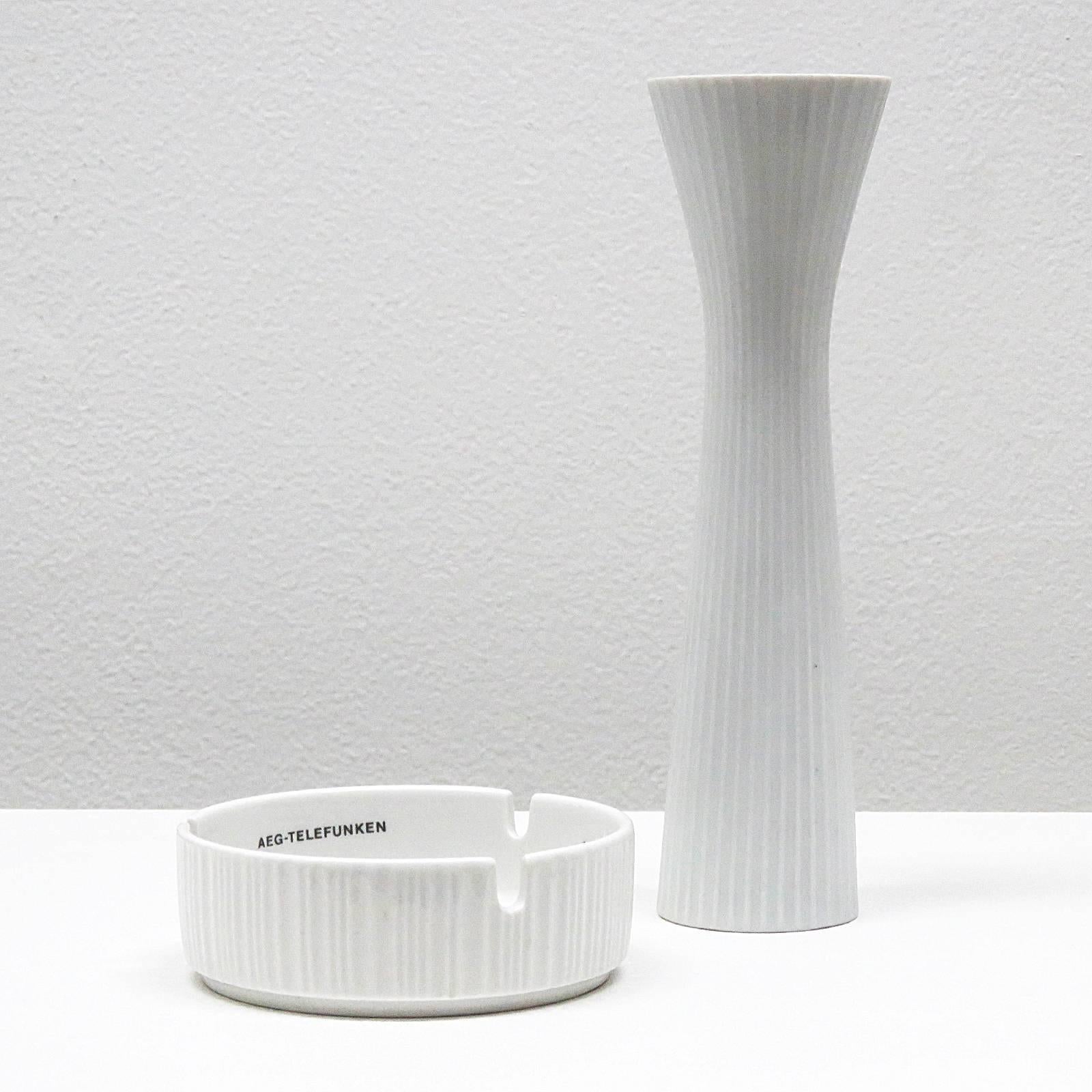Wonderfully tailored and textured porcelain vase by Rosenthal Studio Line with matching ashtray for AEG-Telefunken.