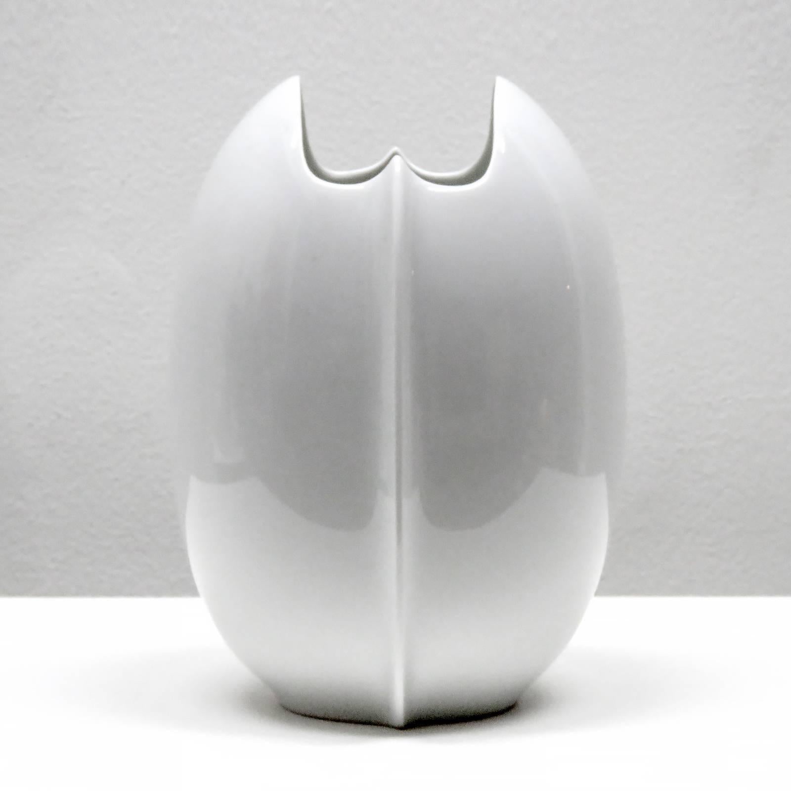 Wonderful Lino Sabattini white glazed porcelain vase for Rosenthal Studio-Line.