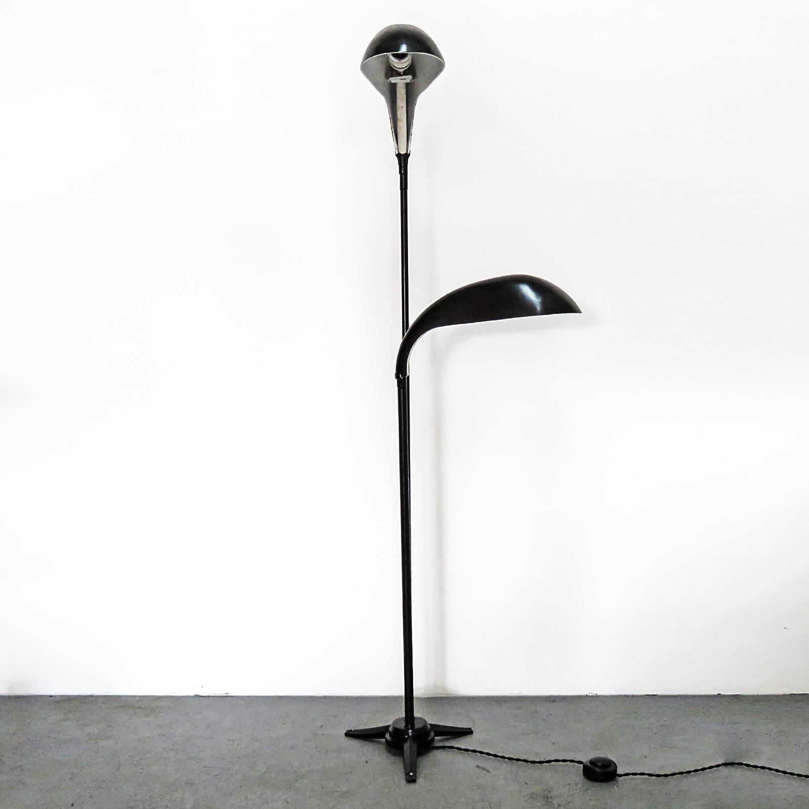 Unusual French double arm floor lamp by Lita, attributed to Jacques Biny in black and white enameled metal, the higher arm has limited telescopic function (6