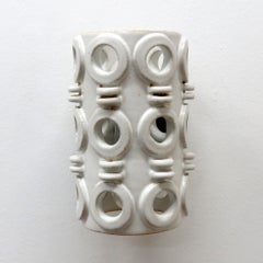 Applique scultorea in ceramica n. 49 di Heather Levine, Stati Uniti