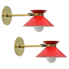 Coppia di applique francesi rosse e in ottone di Arlus, 1950