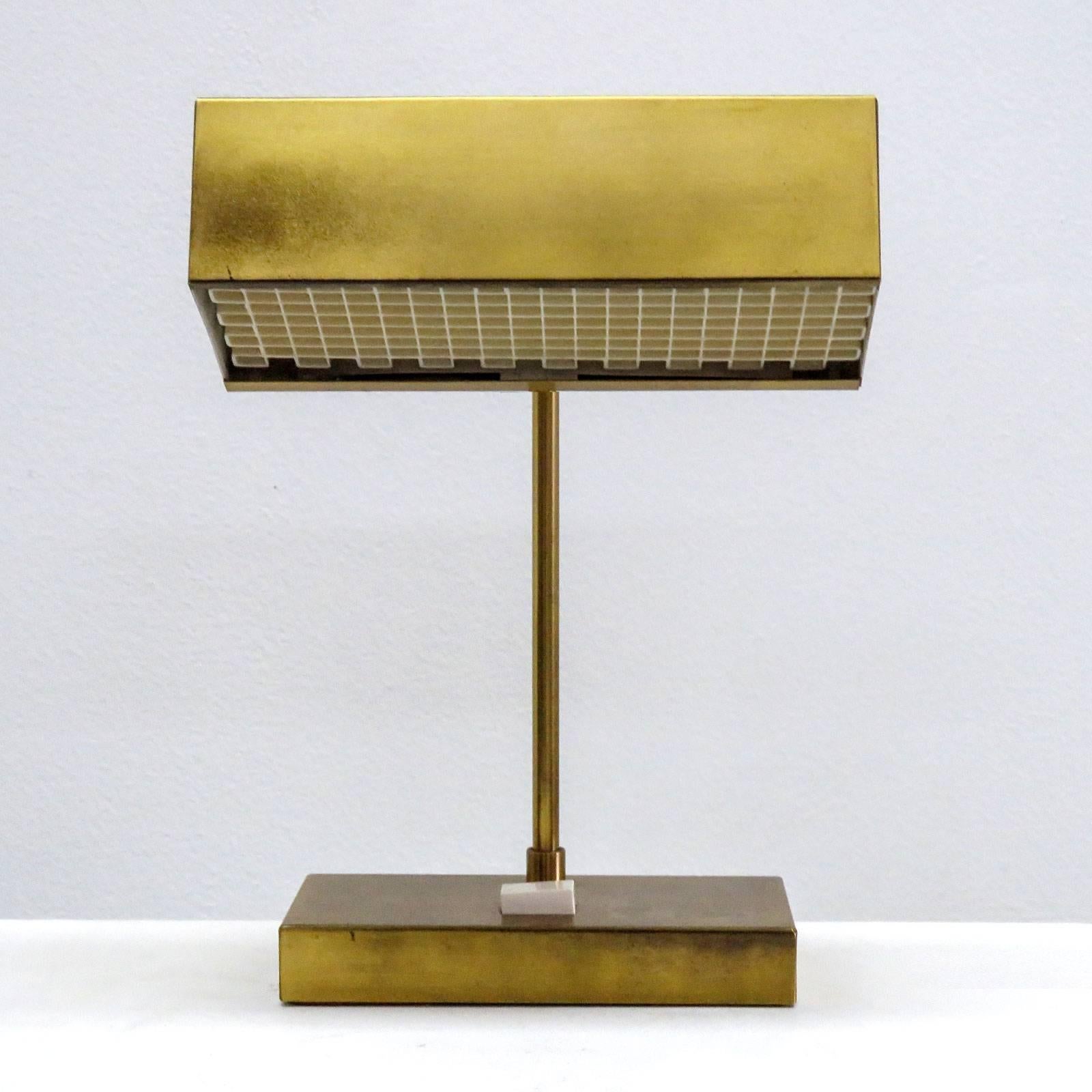 Elegant 1960s brass table lamp Elidus 2201 by Hans-Agne Jakobsson, Markaryd, Sweden, wonderful cubic design, rewired, marked.