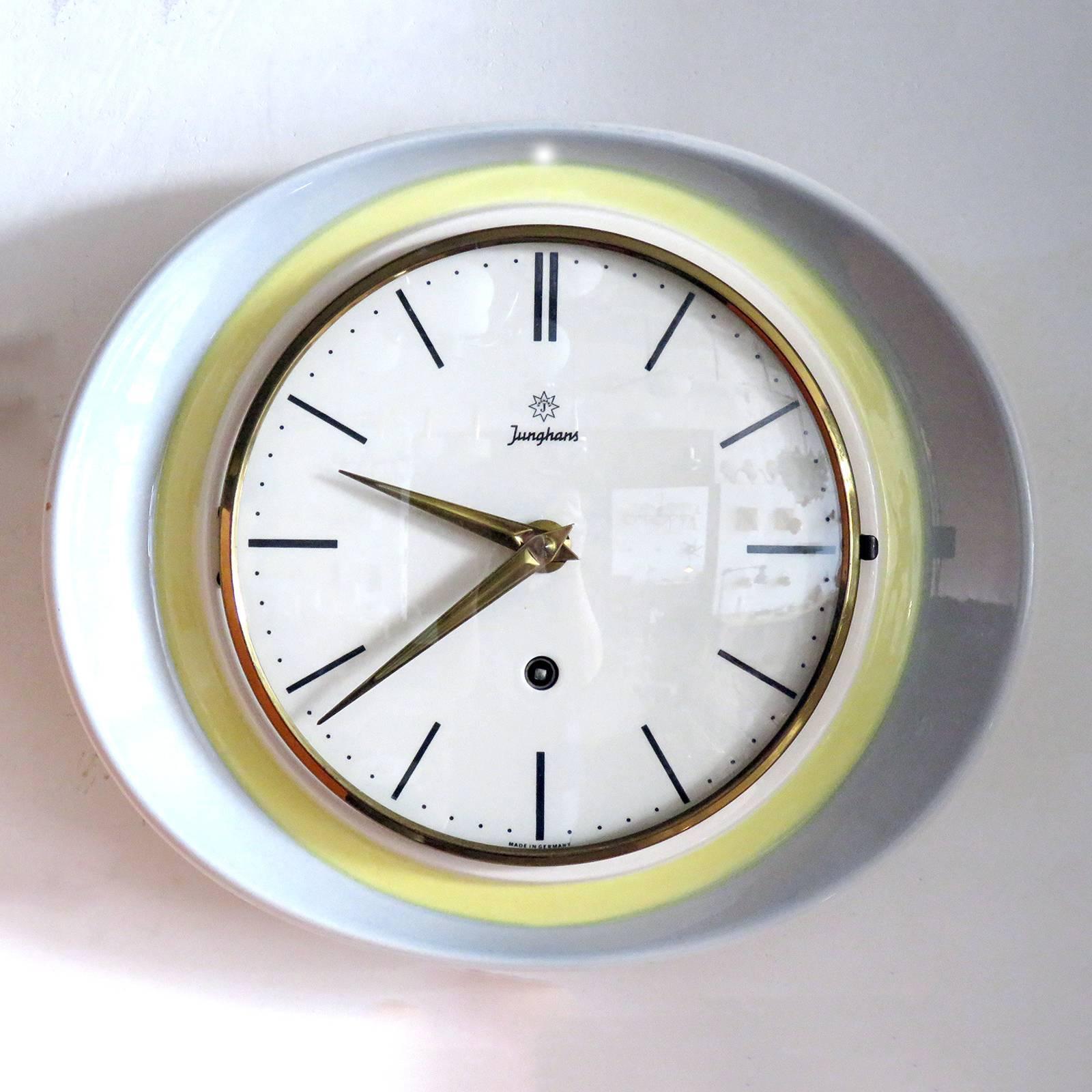 Rare horloge murale ovale en céramique, attribuée à Max Billing pour Junghans Allemagne dans les années 1950, avec un boîtier en céramique à deux tons, alimentée par un mécanisme mécanique à remontage manuel, 3sec/24h, clé présente, marquée.