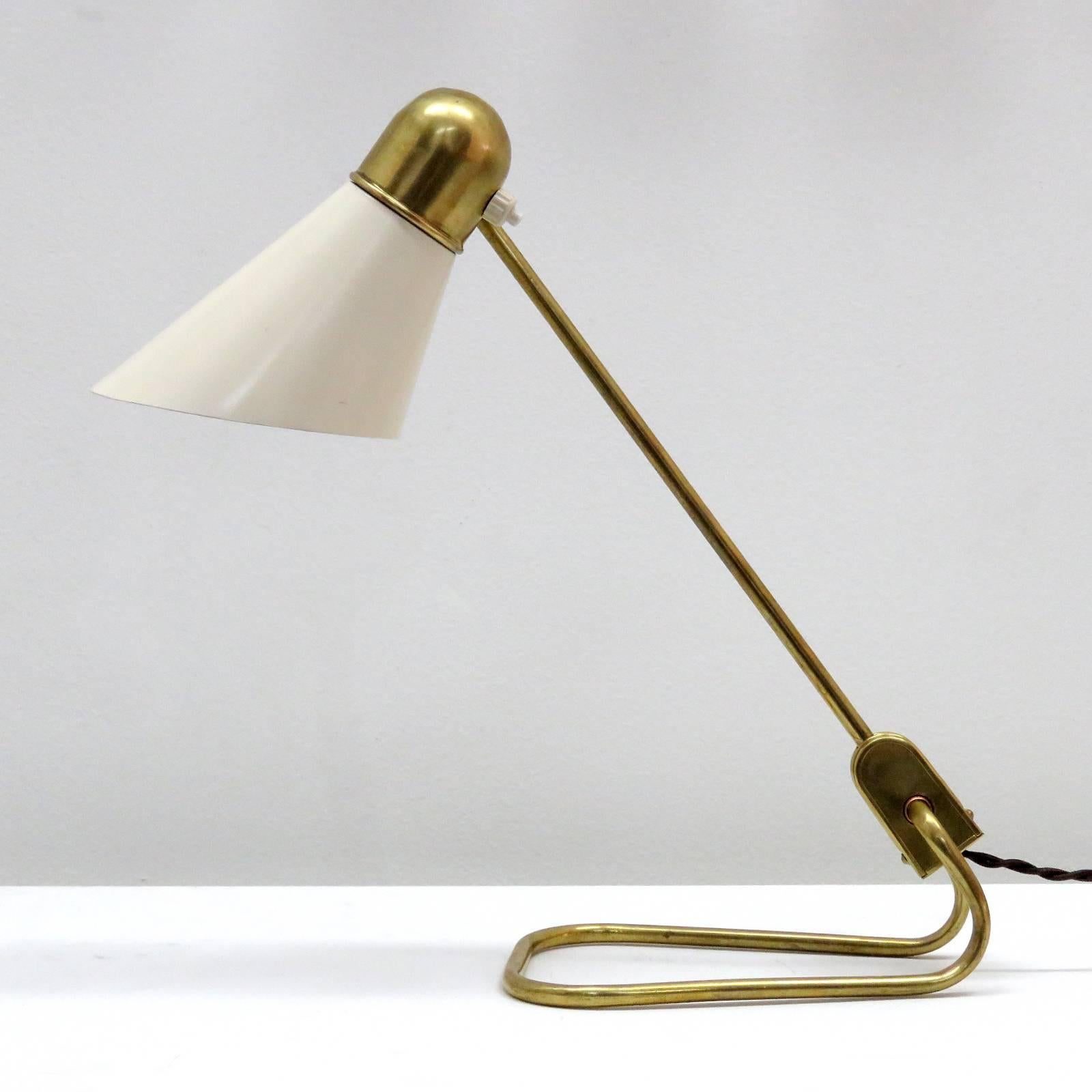 Articulate asymmetric table lamp by Jacques Biny for Jumo in brass and enameled metal, with individual on/off switch at the shade.