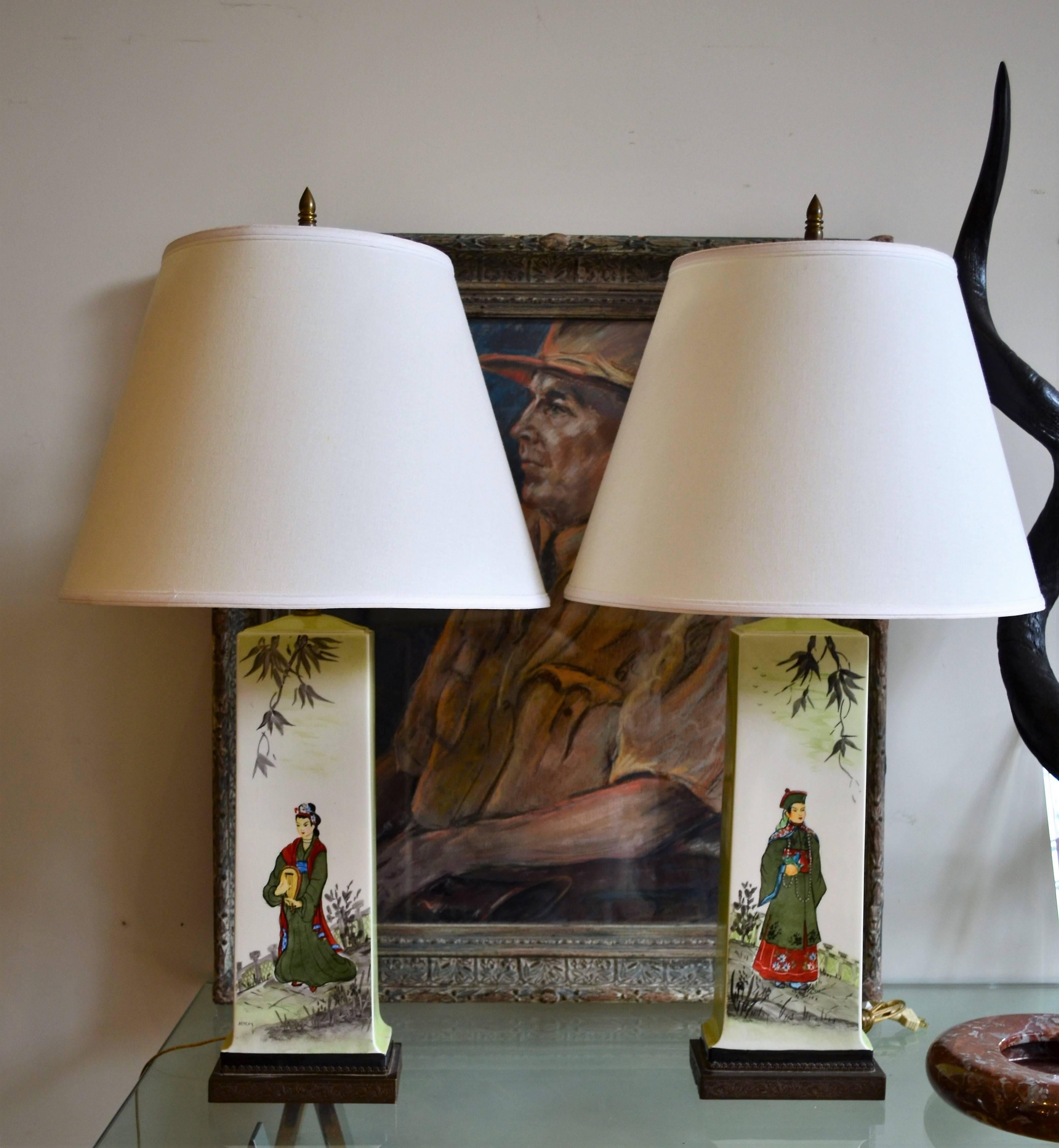 Mid-20th Century Pair of Chinoiserie Porcelain Table Lamps