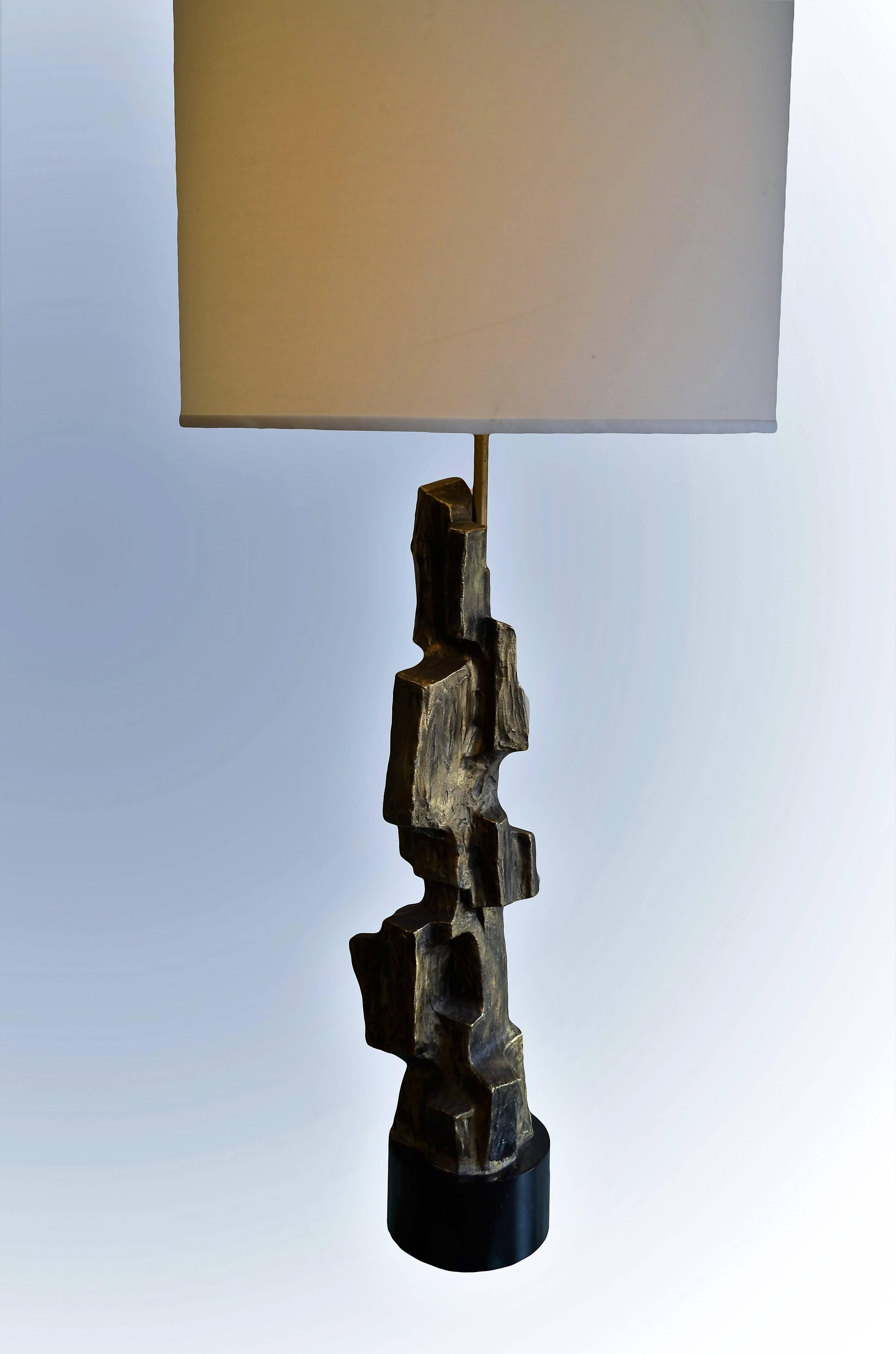 Vintage Tall Brutalist Laurel Table Lamp In Good Condition In Chicago, IL
