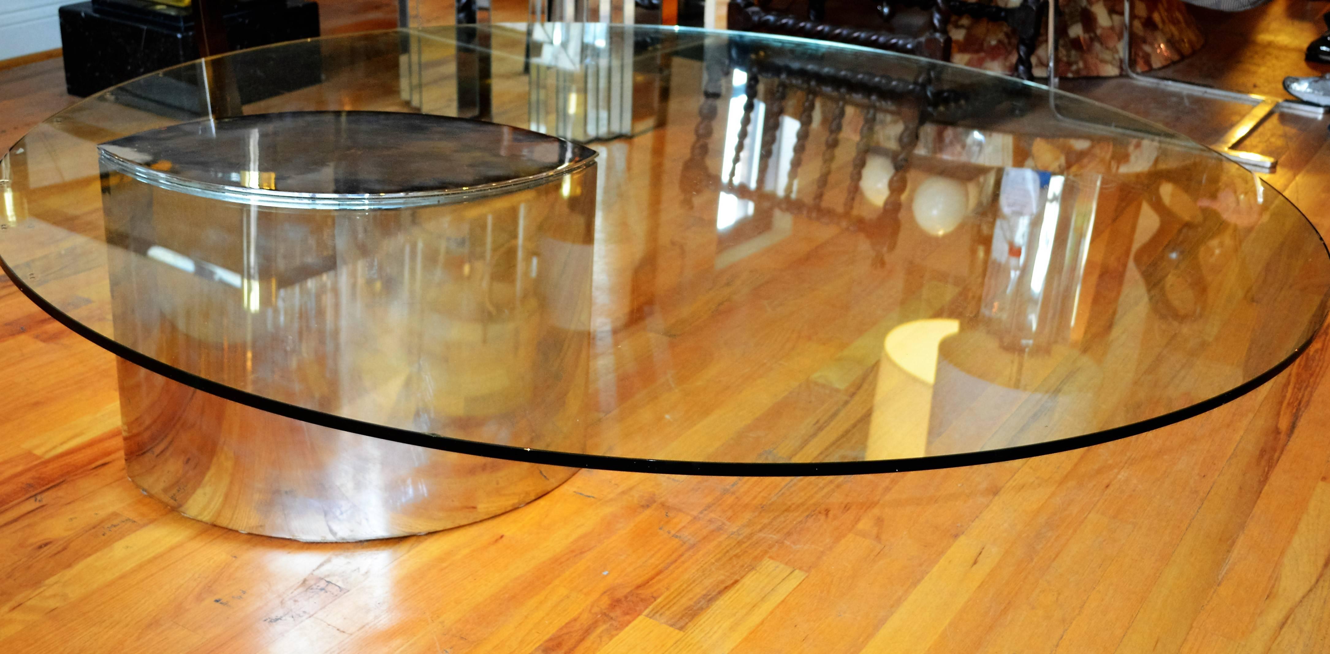 Vintage Lunario coffee table by Cini Boeri for Knoll International.
This modernist cantilevered coffee table features a large rare
59 inch round tempered glass top supported on a polished chrome plated
elliptical base.