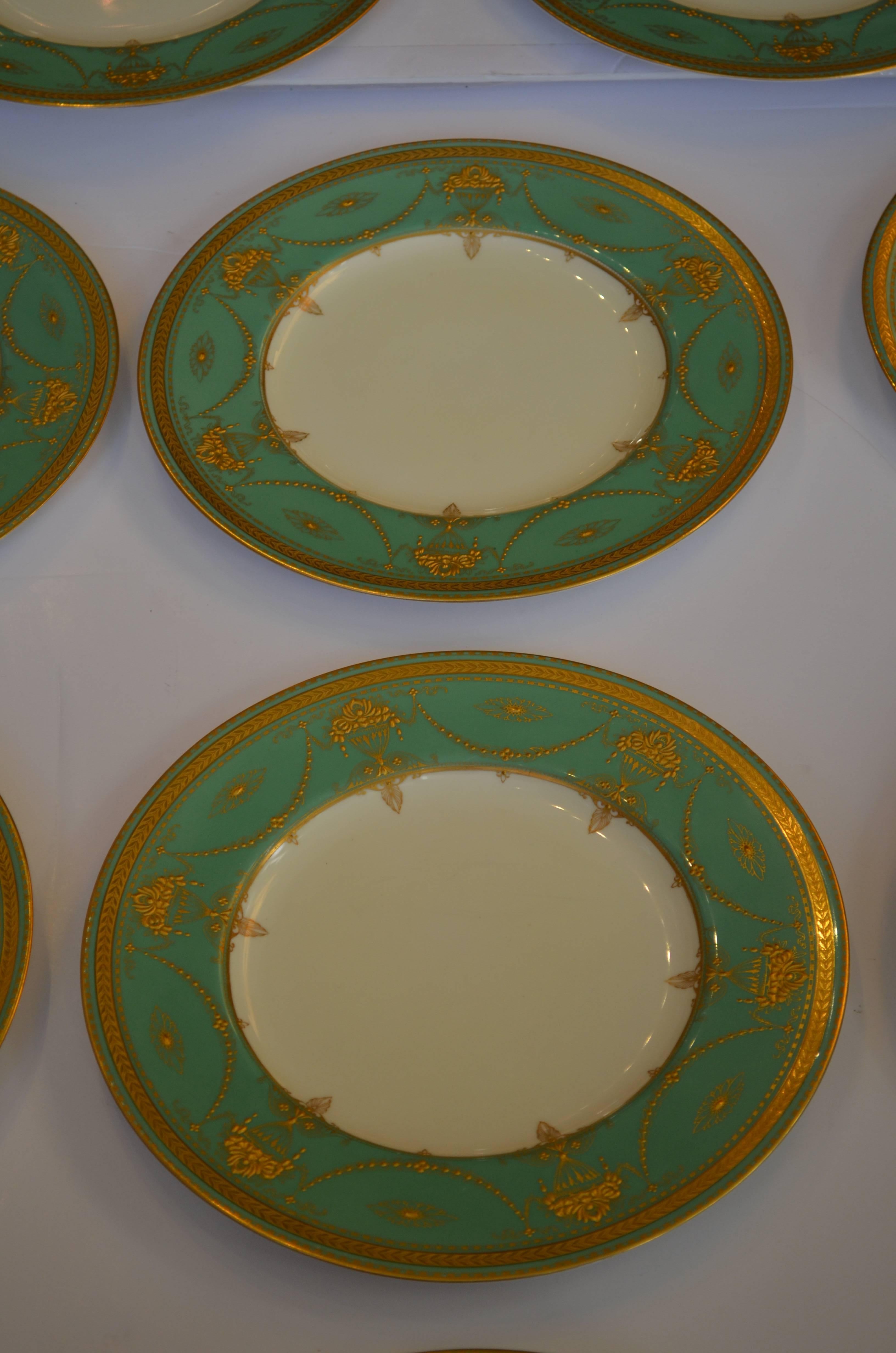 Set of Eleven Royal Worcester Presentation Green Dinner Plates In Good Condition In Chicago, IL