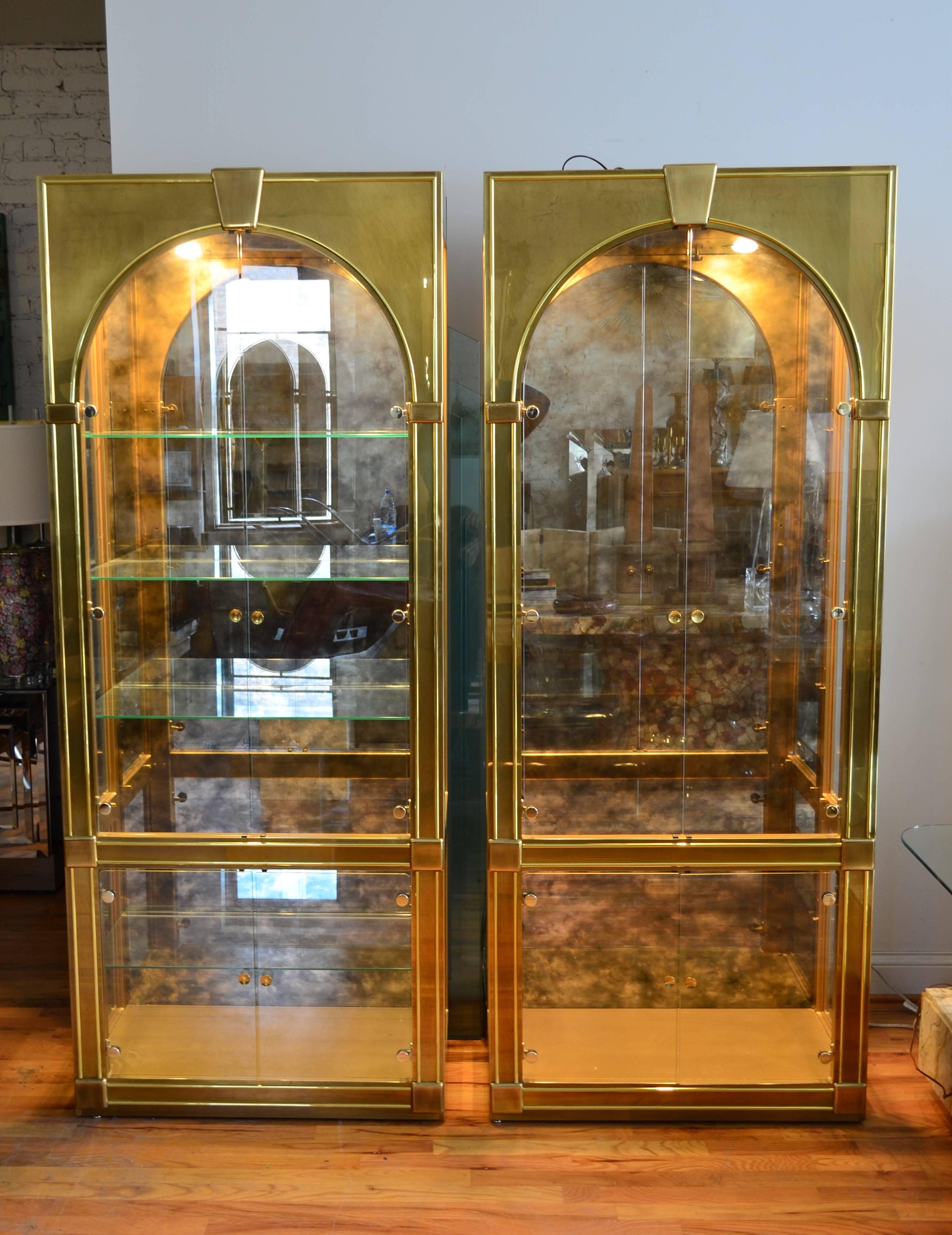 Mastercraft Palladian Style Brass Vitrines In Good Condition In Chicago, IL