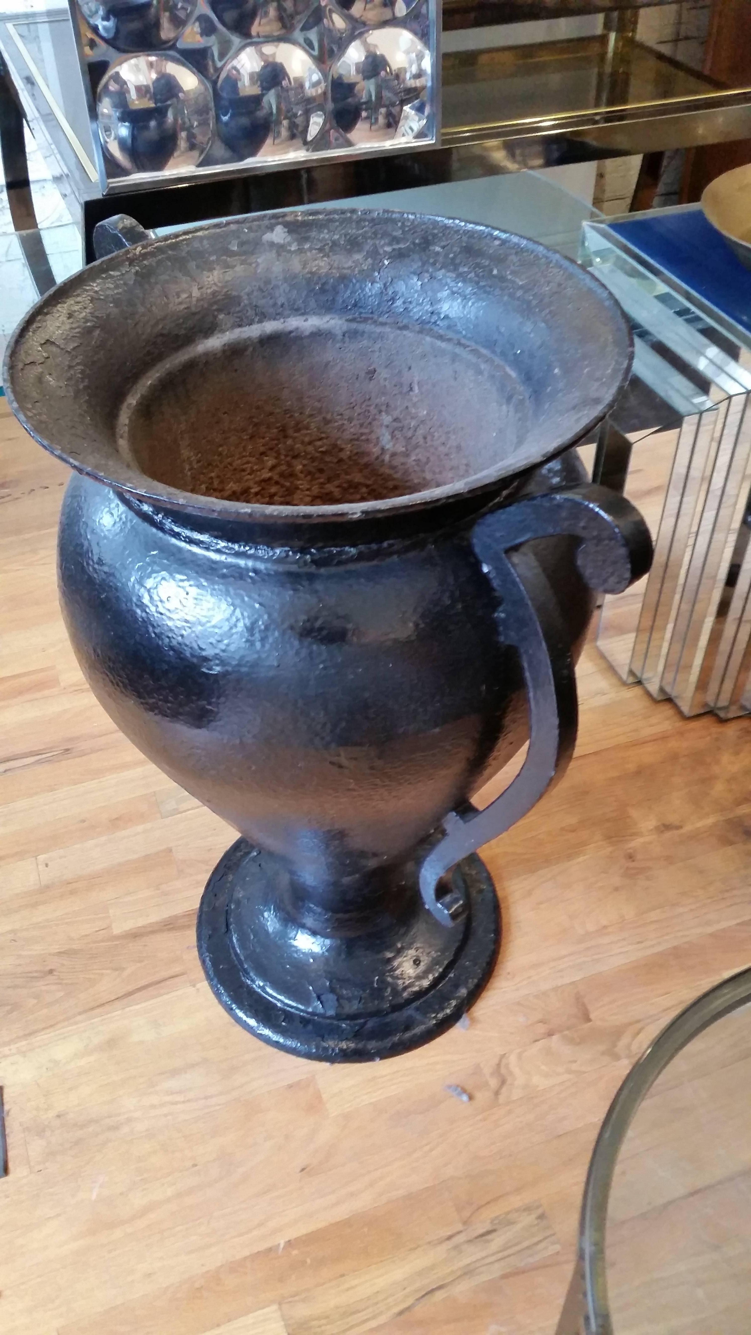 Large Metal Art Deco Urn In Good Condition In Chicago, IL