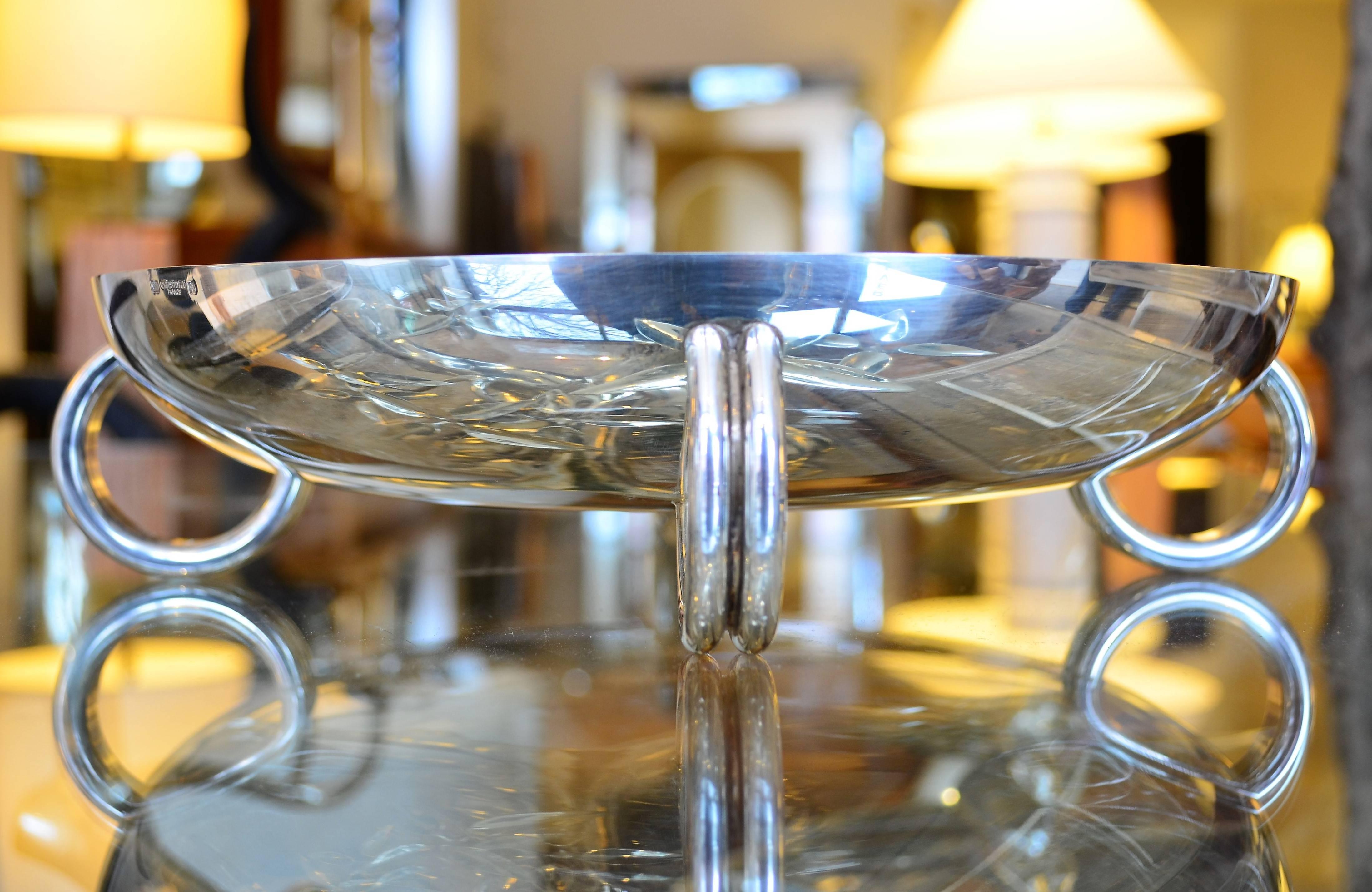 An elegant hallmarked art deco French silver plate centrepiece or serving bowl by Christofle. The large bowl rests on four rings and has two concentric circles in the centre of the bowl. Fantastic Art Deco inspired decorative tabletop object.